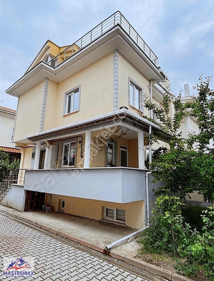 Emlaklarda Çamlıbel Caddesinde 260 M2 8+1 Villa