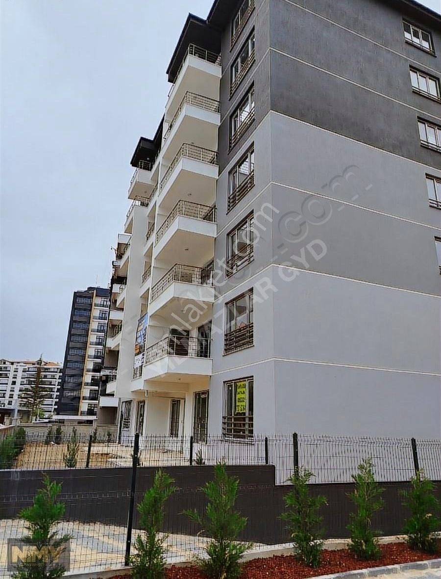 Esenler Mah. Satılık 4+1 Ara Kat Daire.