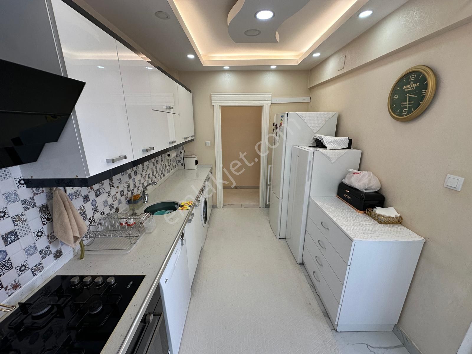 Bülbülzade Mahallesinde Üç Cepheli Çift Balkon Satılık 2+1 Daire