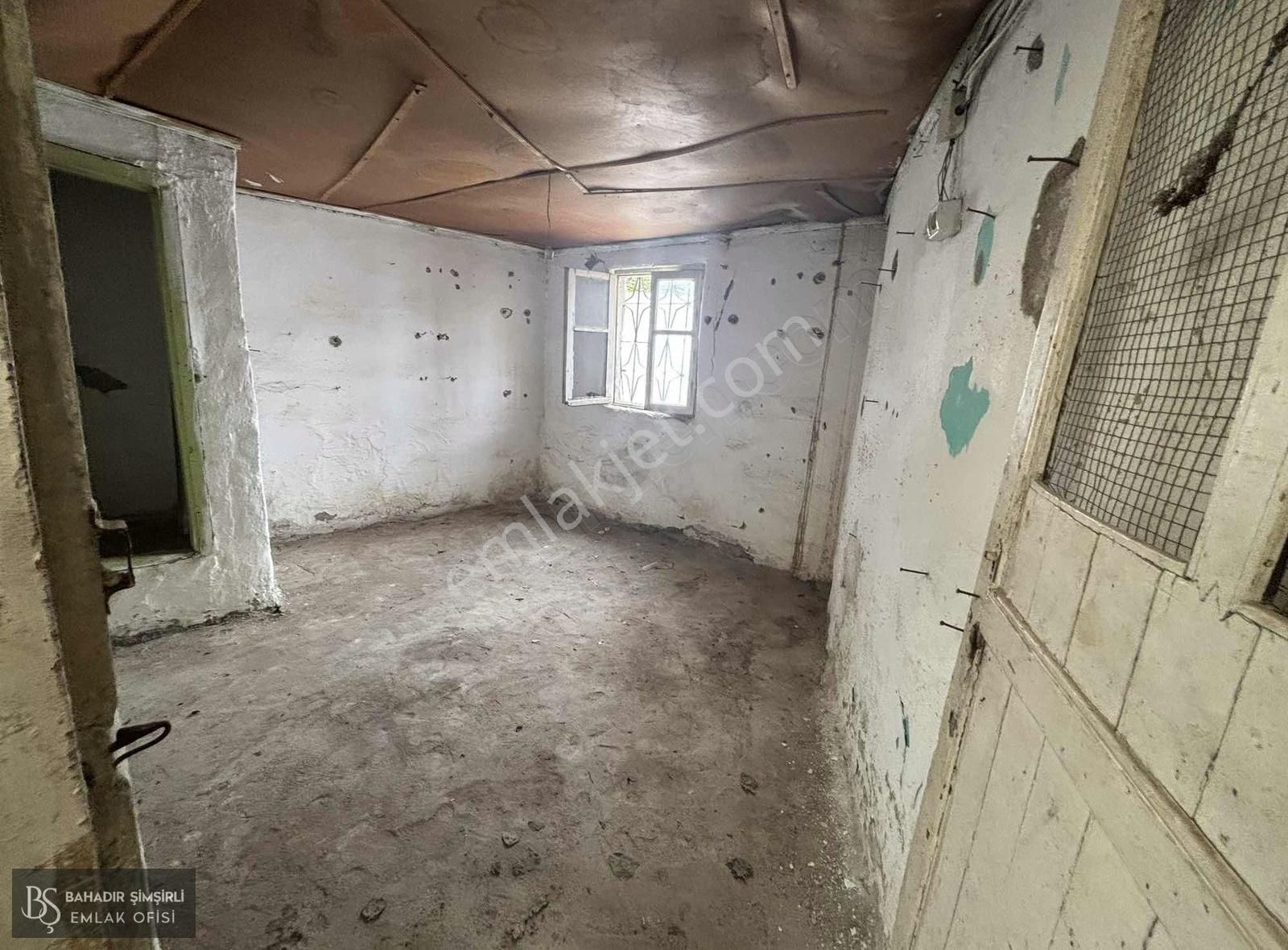Efendi Mahallesinde Satılık Yer Evi
