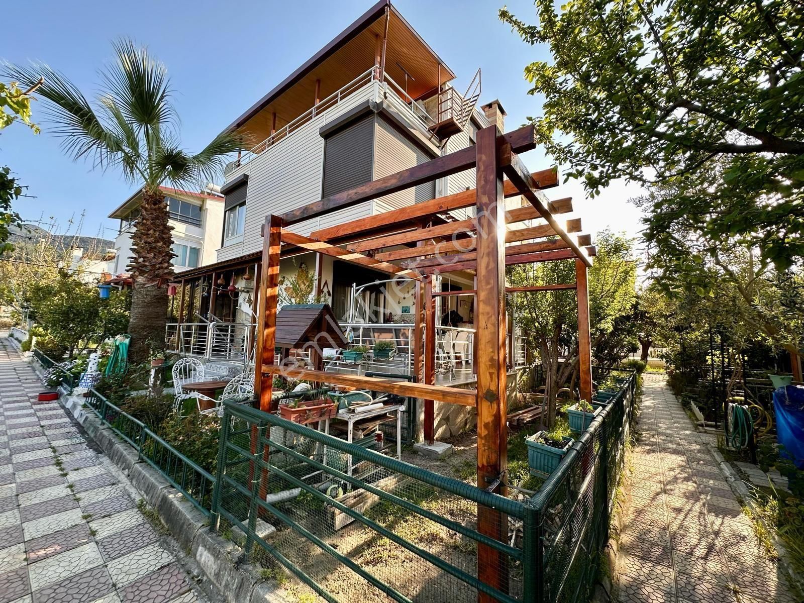 Kuşadası Güzelçamlı Bölgesinde Masrafsız Havuzlu Site İçerisinde 3+1 Yazlık