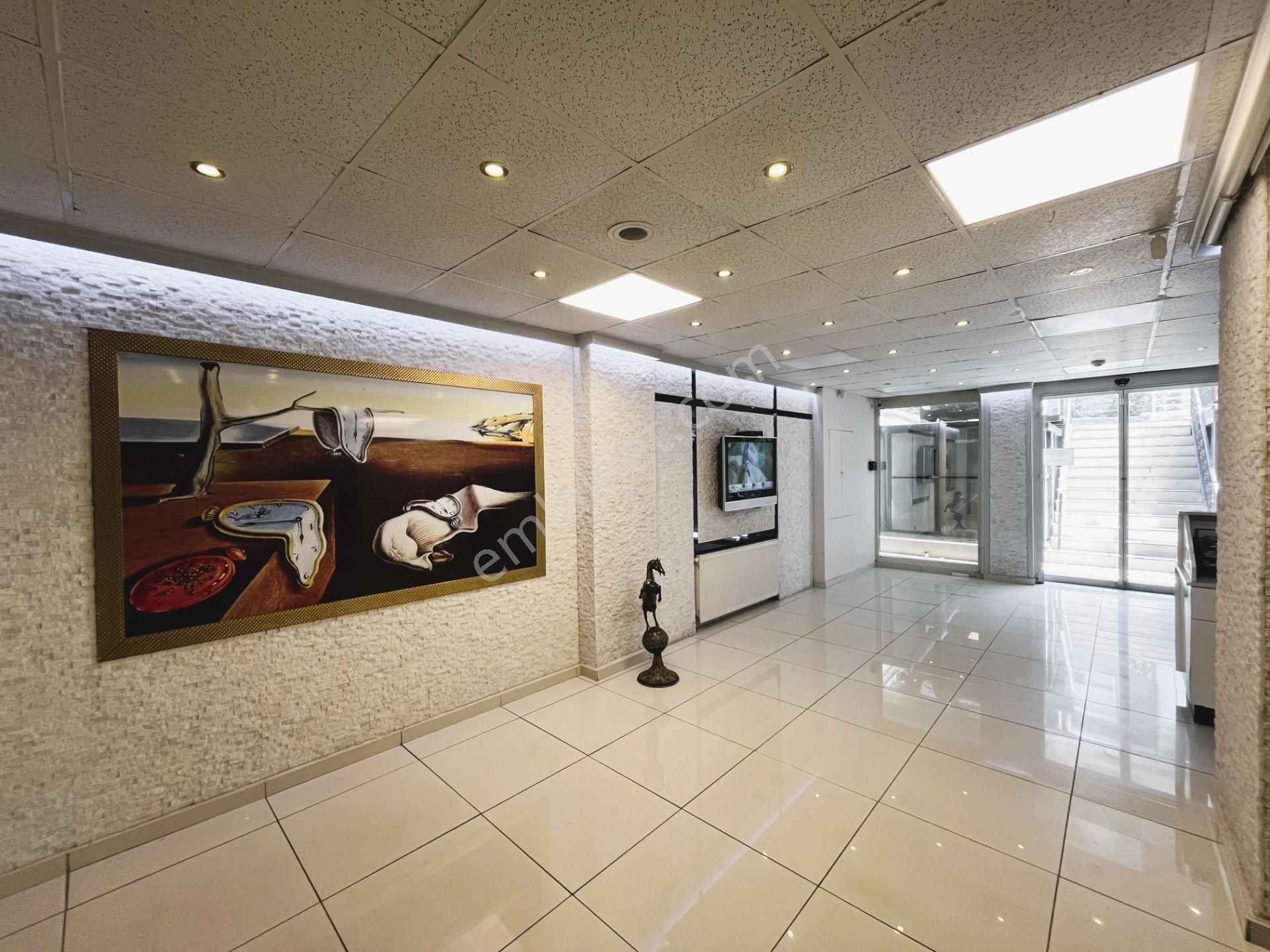 Koşuyolu Caddeye 1.paralelde Çok İyi Konumda 390 M2 Kiralık Bina