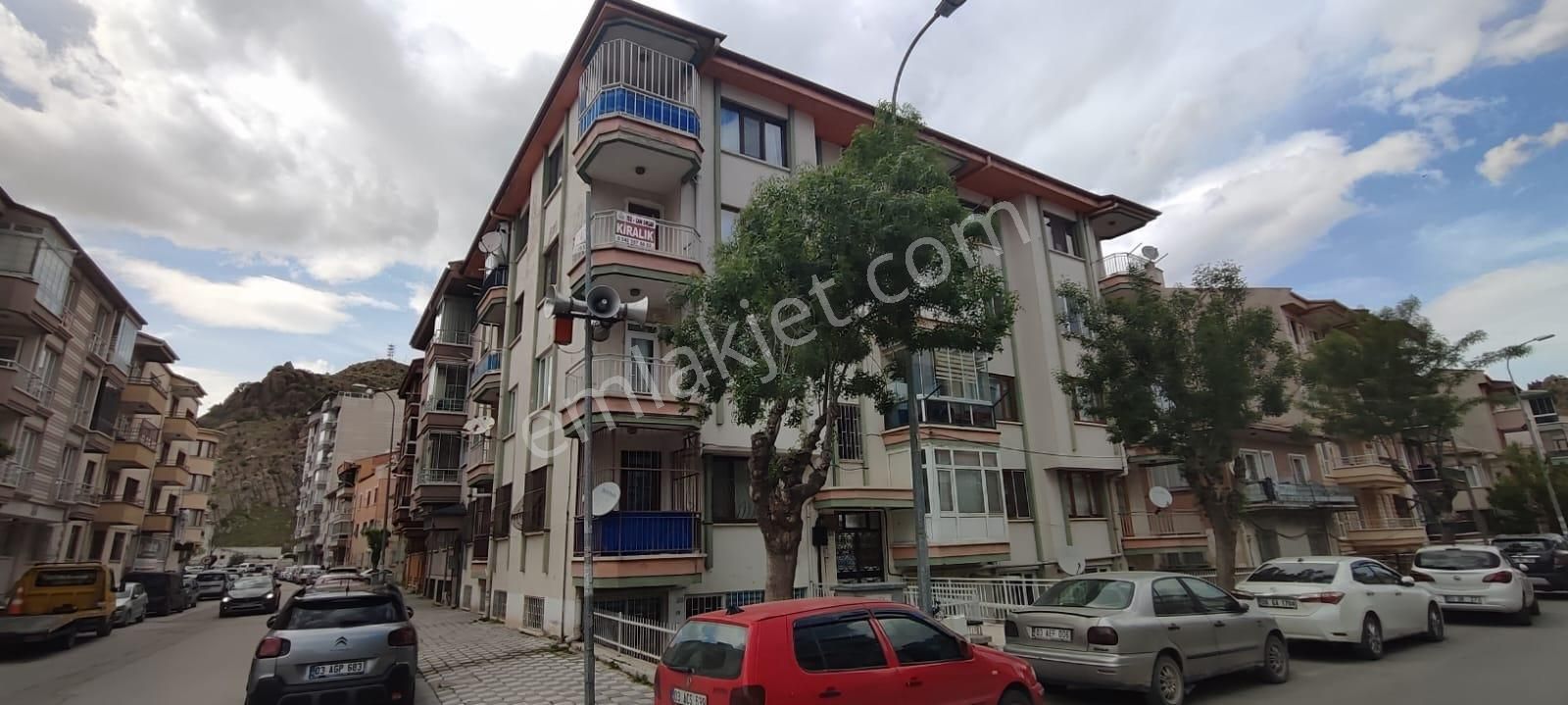Afyon Tezcan Emlaktan Dervişpaşa Mahallesinde 3+1 Kiralık Daire