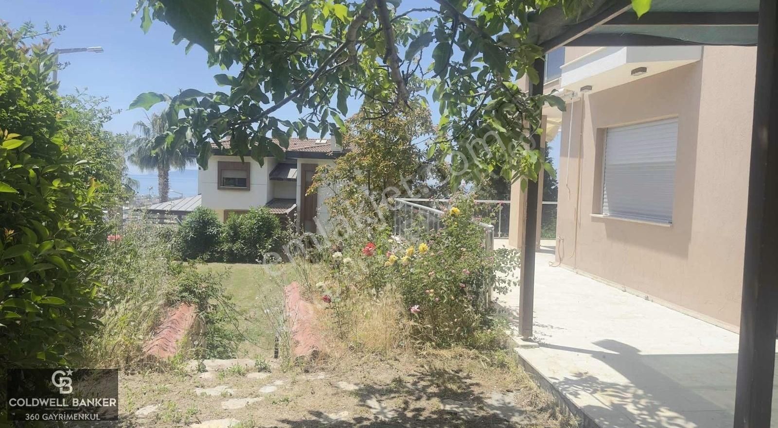 Kuşadası'nda 1000 M2 Arsa İçinde Deniz Manzaralı Satılık Villa