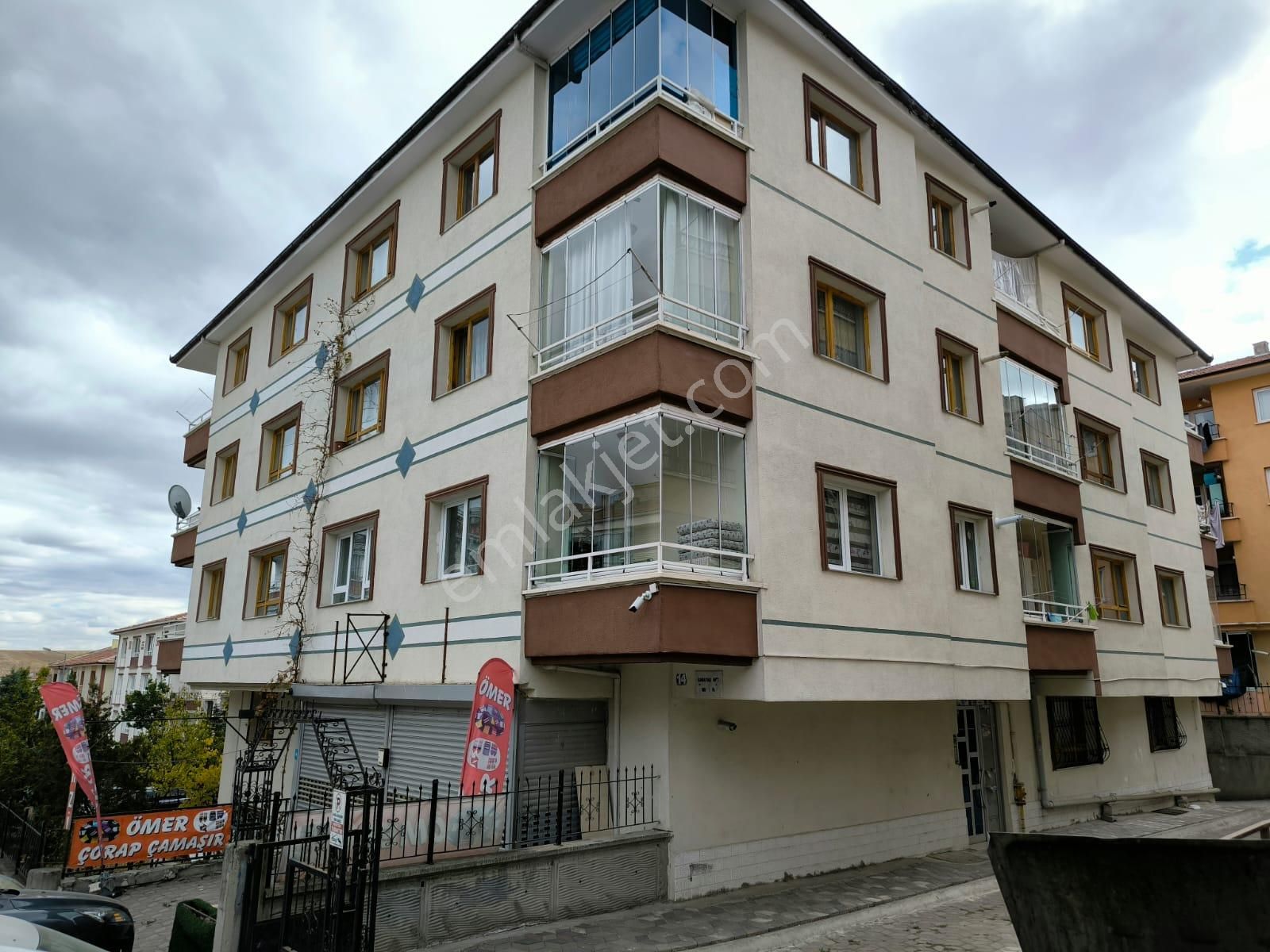 Etimesgut 30 Ağustos Mah 1.kat Konumunda 2+1 Köşe Başı Altında Daire Var