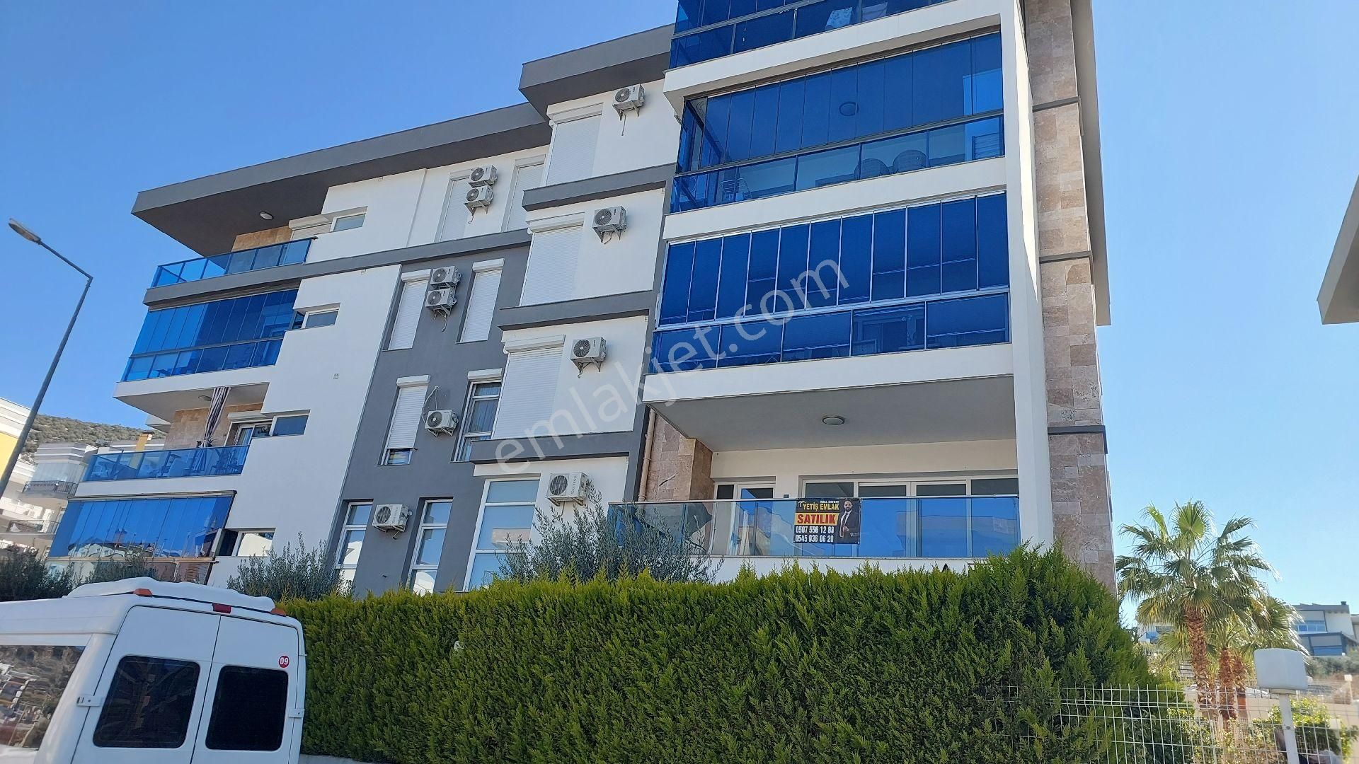 Kuşadası Ege Mahallesinde Havuzlu Sitede Merkezi Isıtmalı Satılık 3+1 Residence