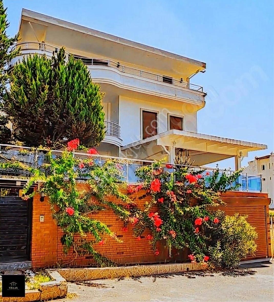 Villax'dan Çiğli Aydınlıkevler Satılık 6+2 Villa Takaslı