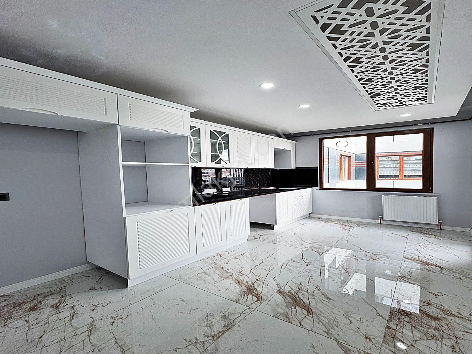 Cadde34 Yapı'dan Kavaklı'da Butik Site İçerisinde Kapalı Otoparklı Ebeveyn Banyoulu 2+1 Arakat Daire