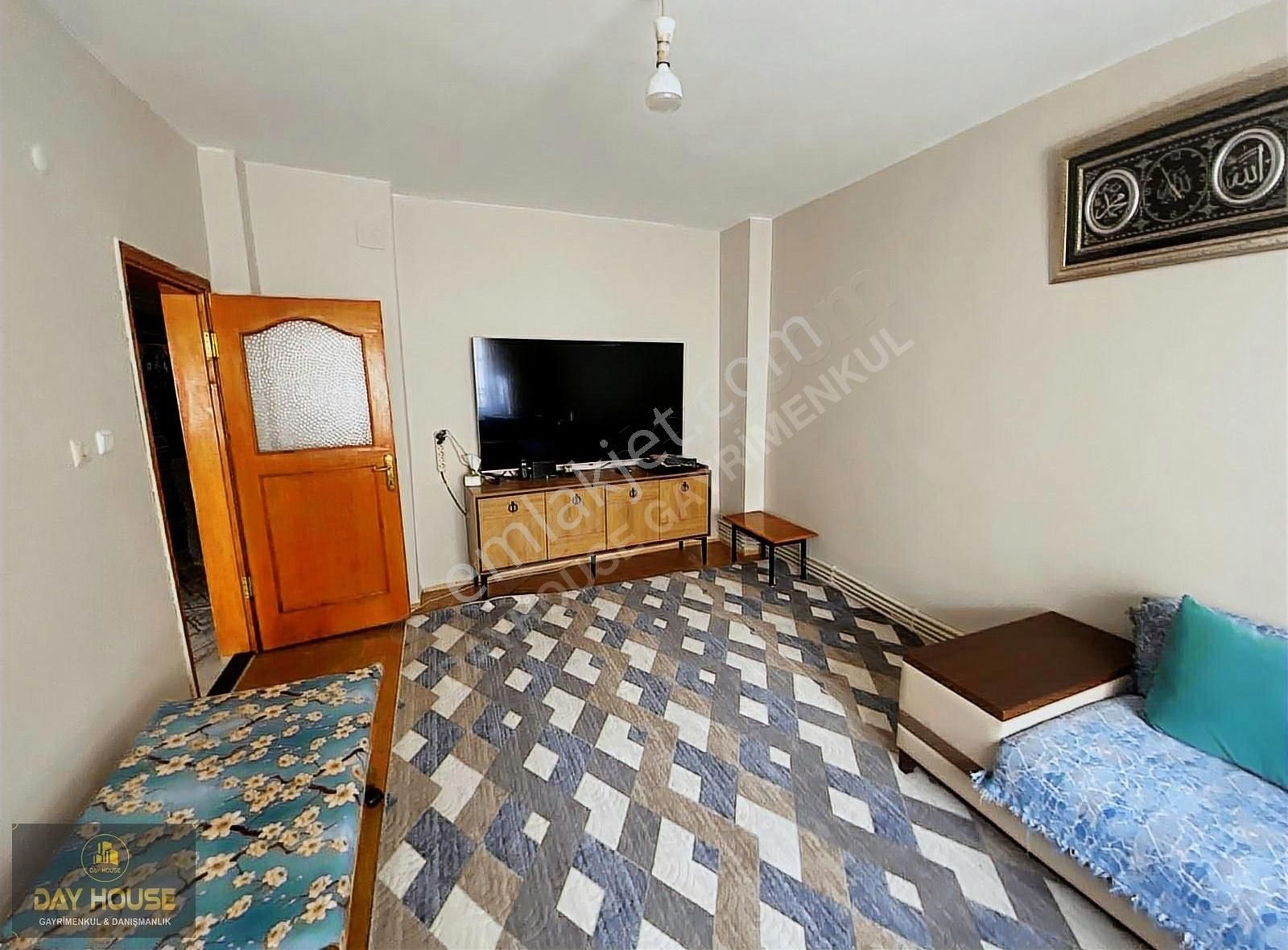 Day House Gayrimenkul'den 75. Yıl Mahallesi 2+1 Satılık Daire