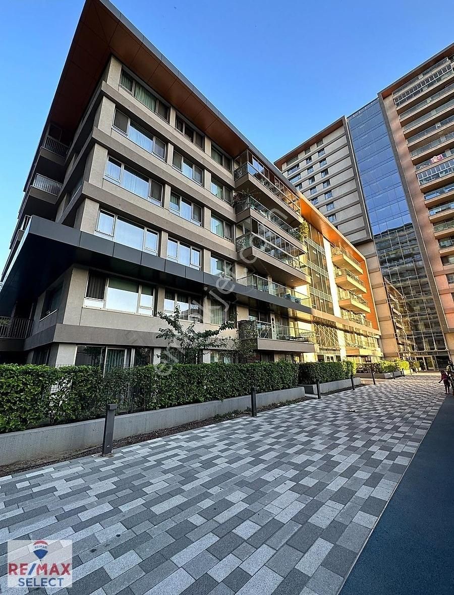 İnistanbul'da Büyük Tip,kısa Katlı Bloklarda 3+1-remax Duygu'dan