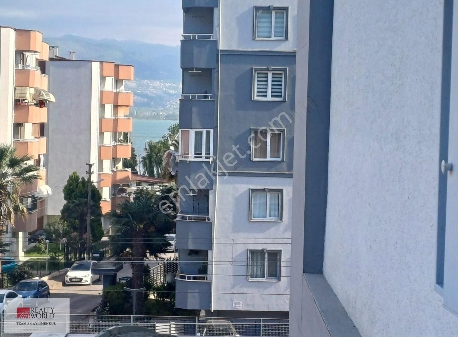 İzmit Plaj Yolunda Migrosun Üst Katında 1+1 Satılık Fırsat Daire