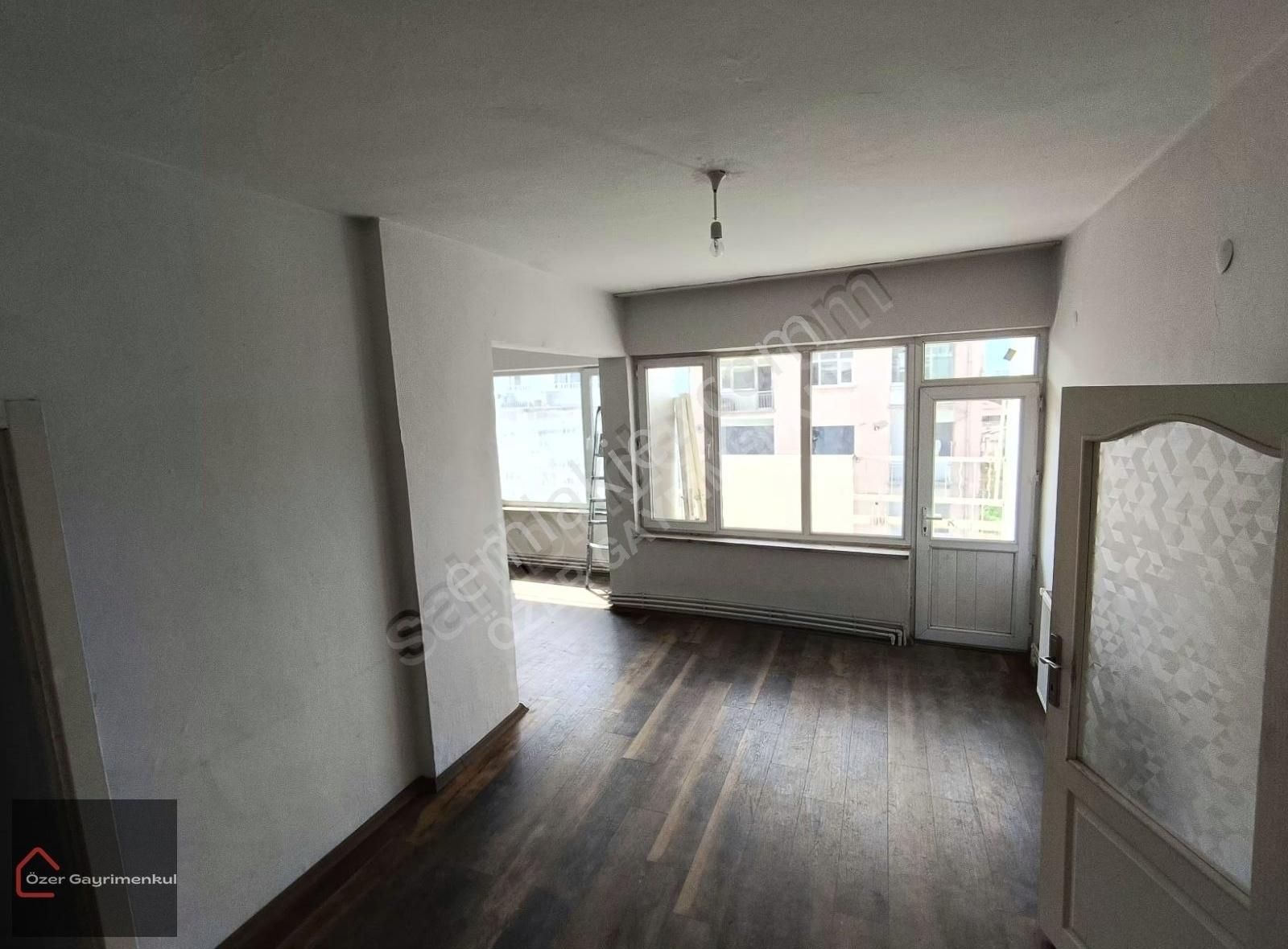 Özer Gayrimenkulden Emeksiz Cadde Üzeri Kiralık 2+1 Daire