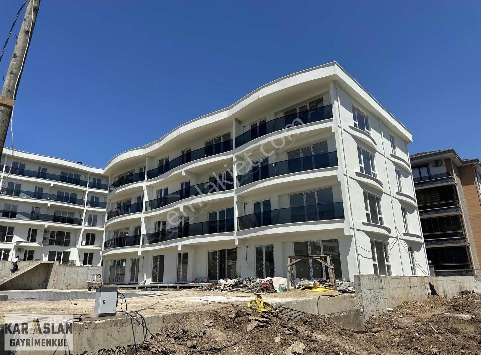 Başiskele Yeşilyurt'ta Merkezi Konum Site İçi Havuzlu 2+1 Arakat