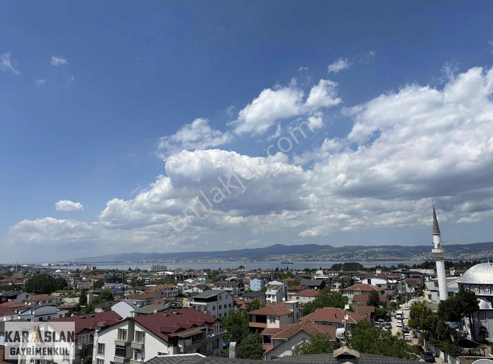 Başiskele Merkezde Mükkemmel Manzaralı Satılık Çatı Dublex Daire