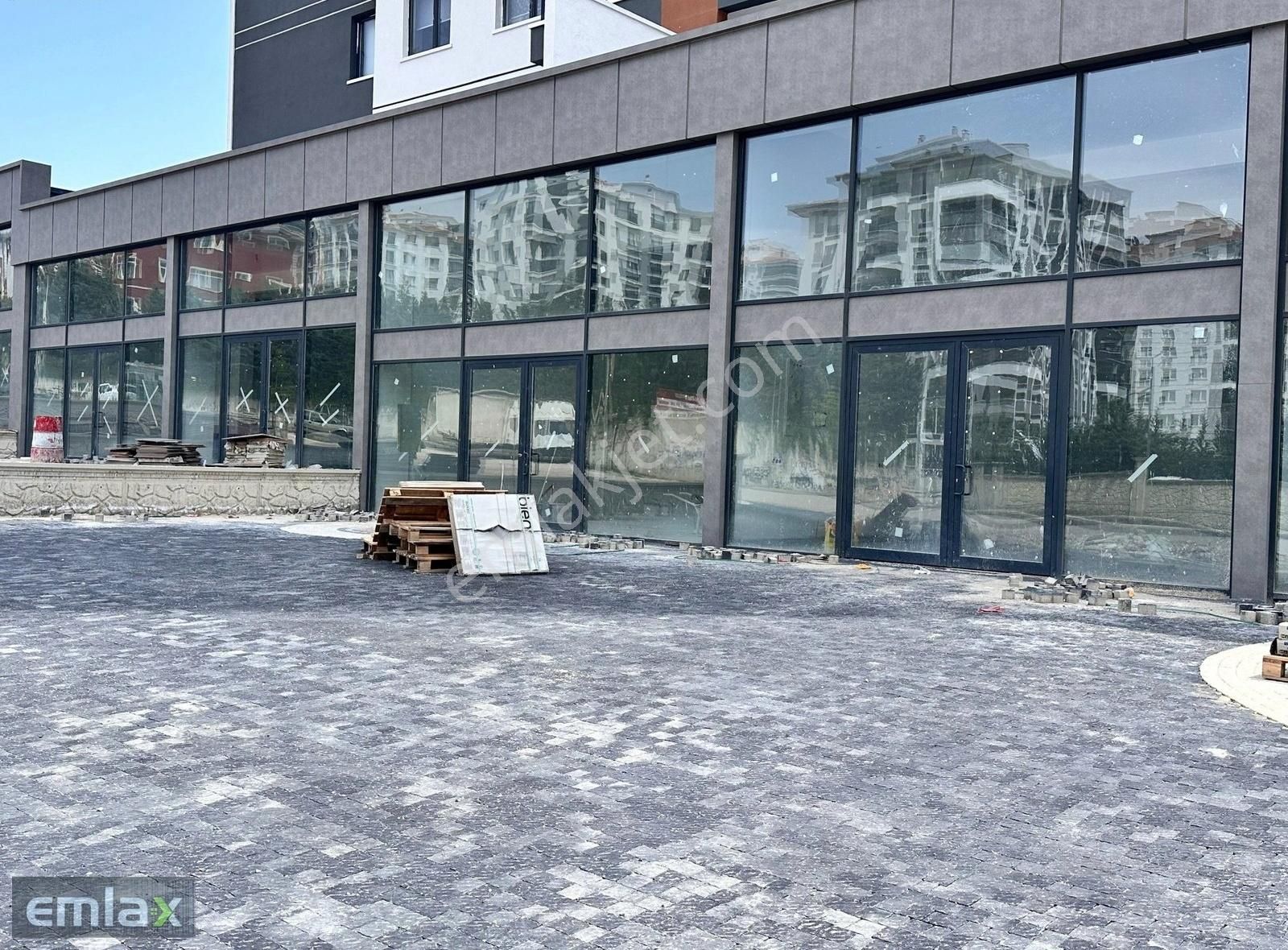 Emlax'tan Merkezi Konum 700m2 Kiralık Dükkan Detaylar Açıklamada