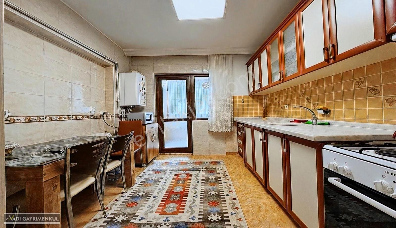 Vadi'den Karakayada-cadde Market Okul Yanı - İskanlı-3+1 Satılık