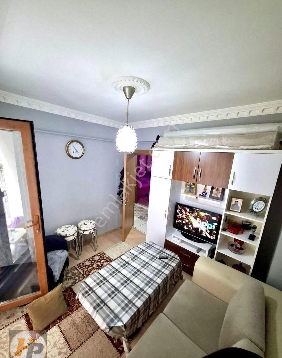 Küçükçekmece Yeşilova Mah Cadde Üzeri Satılık Yüksek Giriş Daire