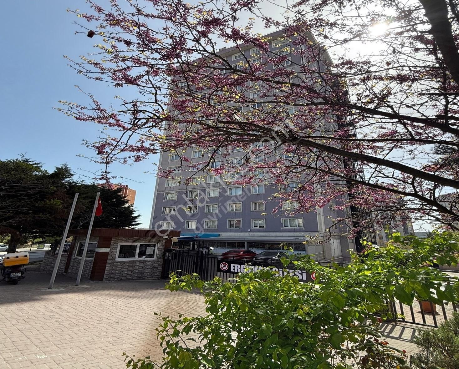 Gayrimenkulist'den Metrobüse Yürüme Mesafesinde Kiralık 3+1