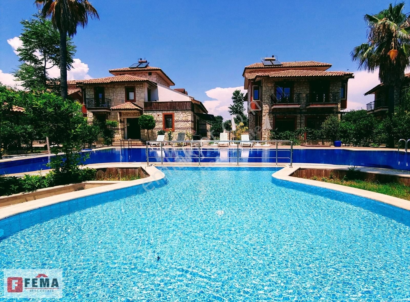 Açık Havuzlu Otantik Sitede Full Eşyalı 2+1 Kiralık Villa - For