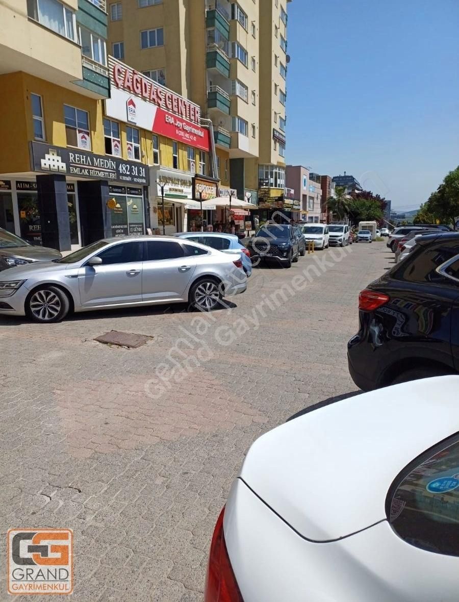 Pendik Yenişehir Çağdaş Center İş Merkezinde Kiralık Dükkan