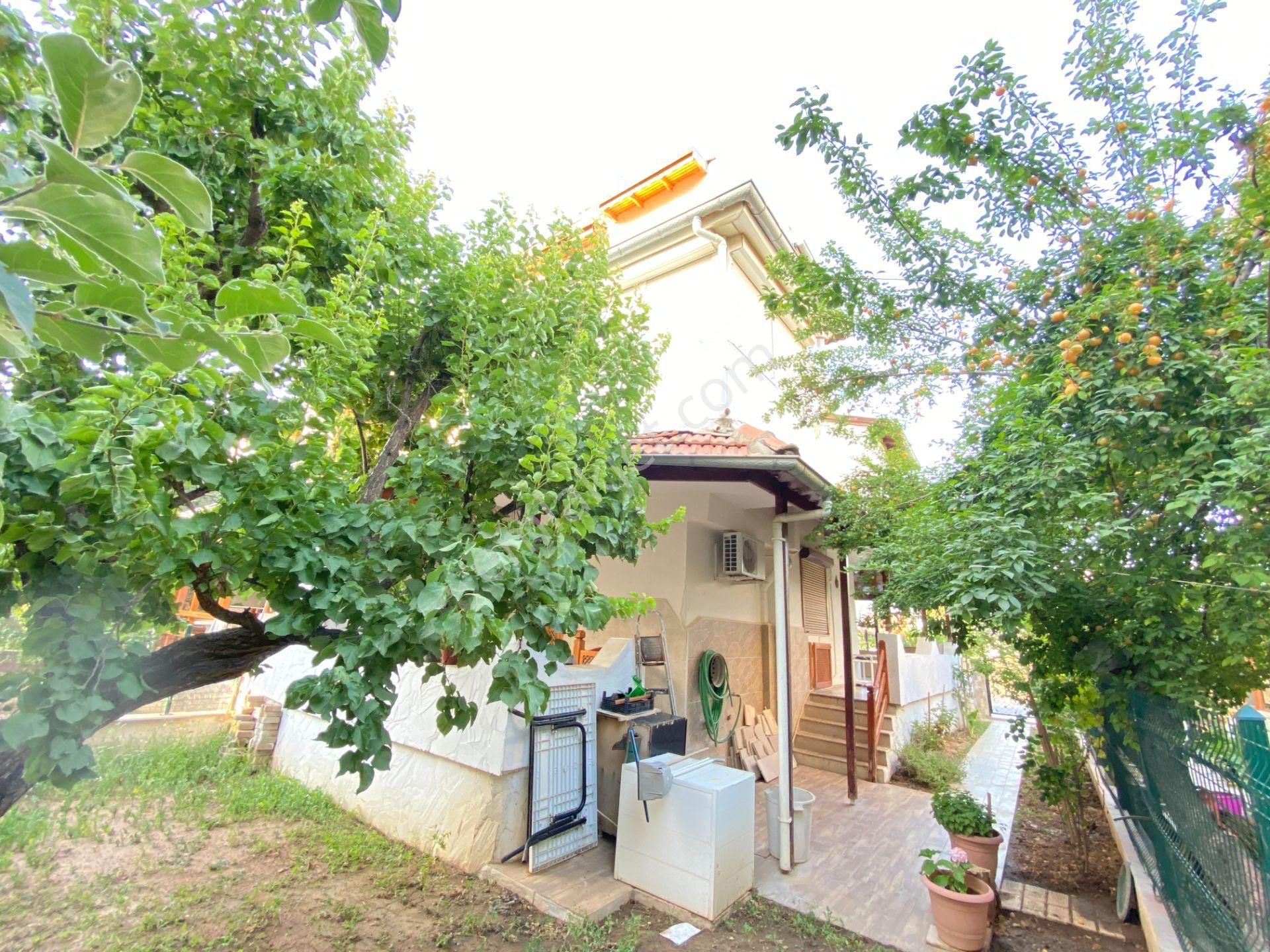 Seferihisar Doğanbey De Deniz Yakın Siteiçinde Satılık 5+1 Villa