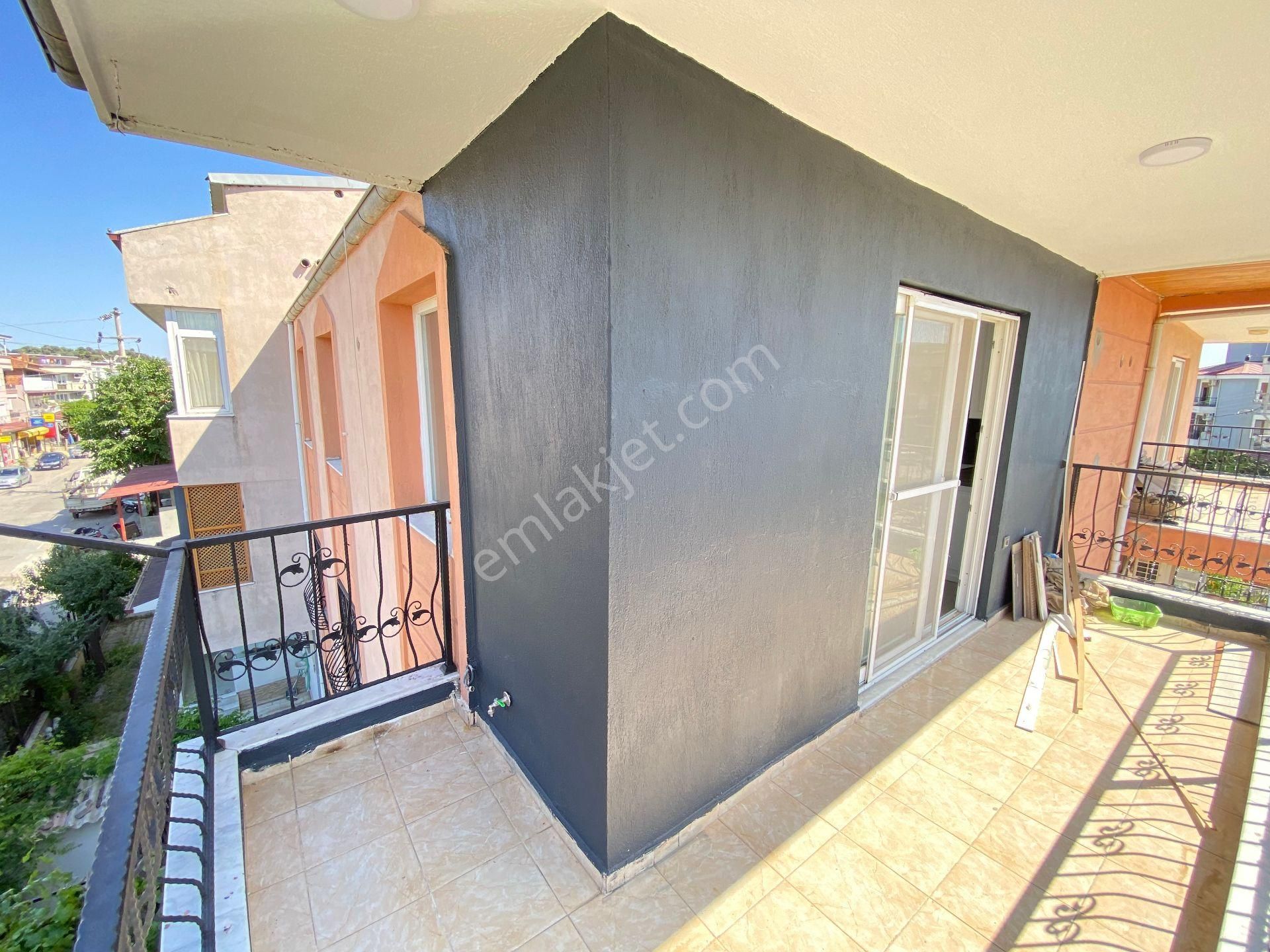 Ürkmez De Çarşı Merkezinde Denize 300m2 Satılık 2+1 Daire