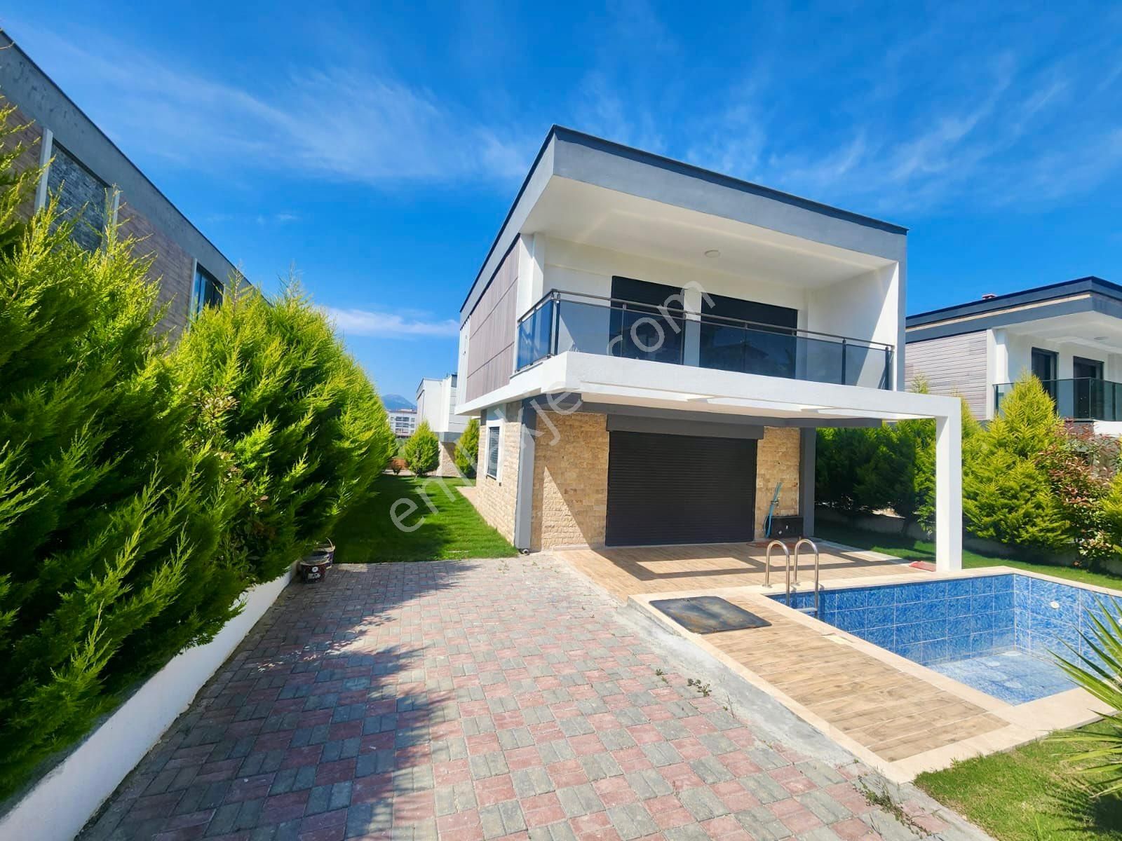 Kuşadası Davutlarda Özel Havuzlu Müstakil 4+1