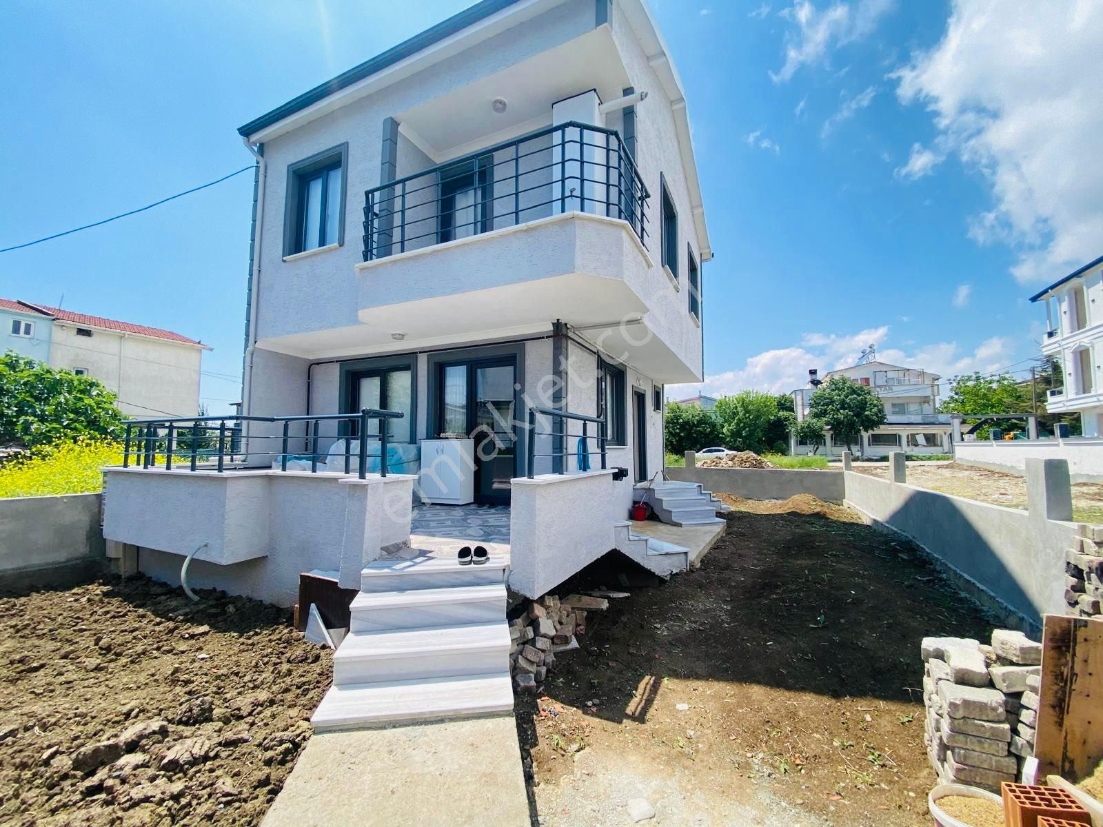 Yeniçiftlik Merkezde Denize Yürüme Mesafesinde Satılık 3+1 Villa