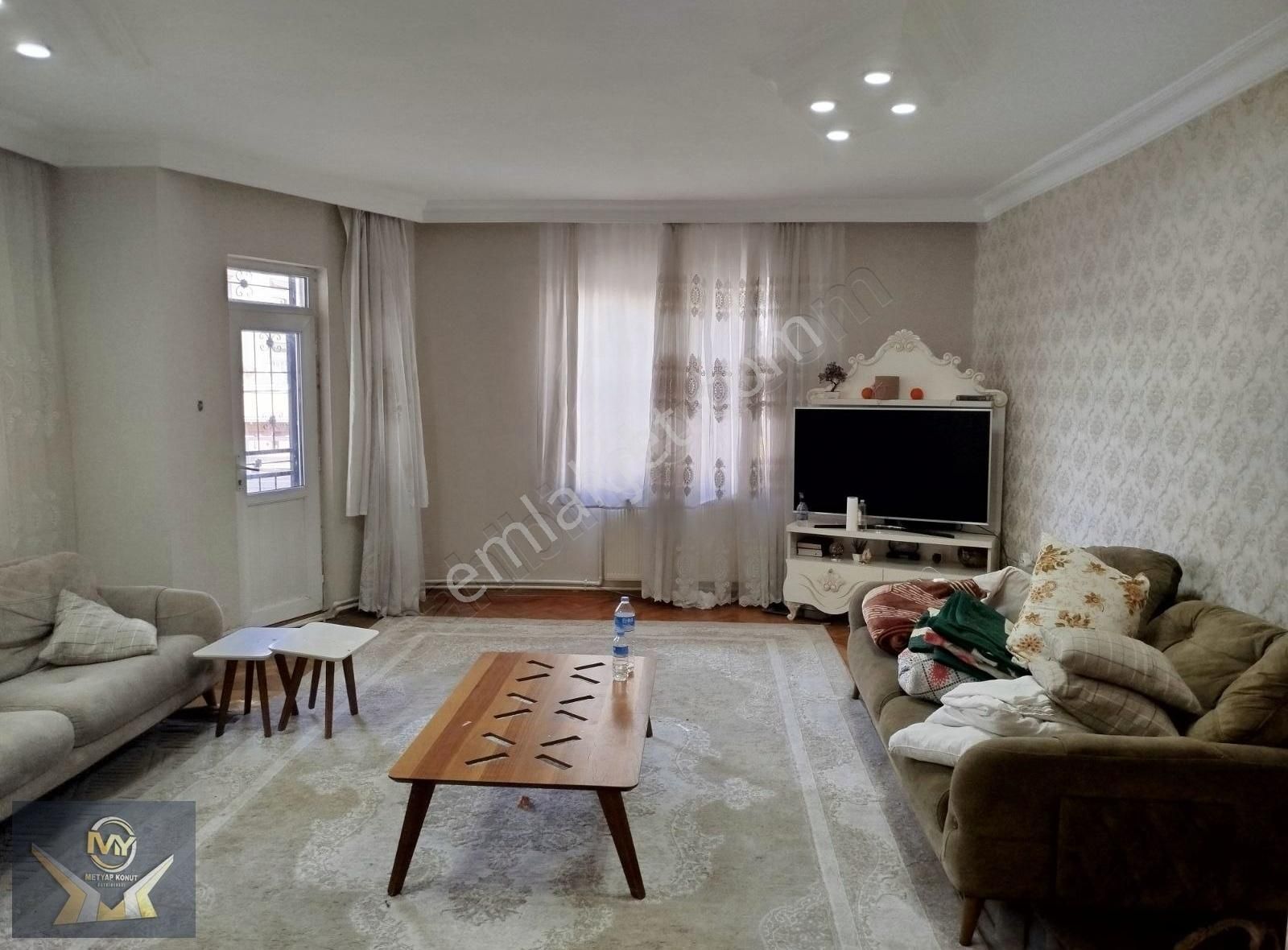 Binevlerde Cadde Üstü 3 Çepeli 3+1 Daire