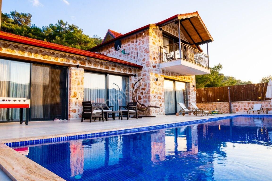 Kaş Sarıbelen'de 4 Kişilik, Jakuzili & Özel Havuzlu, Geniş Bahçeli Villa