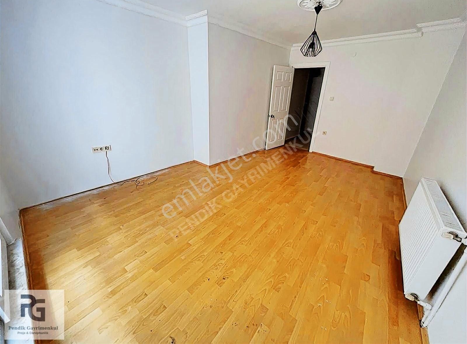 Pendik'te Dumlupınar Mahallesinde Kat Dubleks 2+1 Satılık Daire