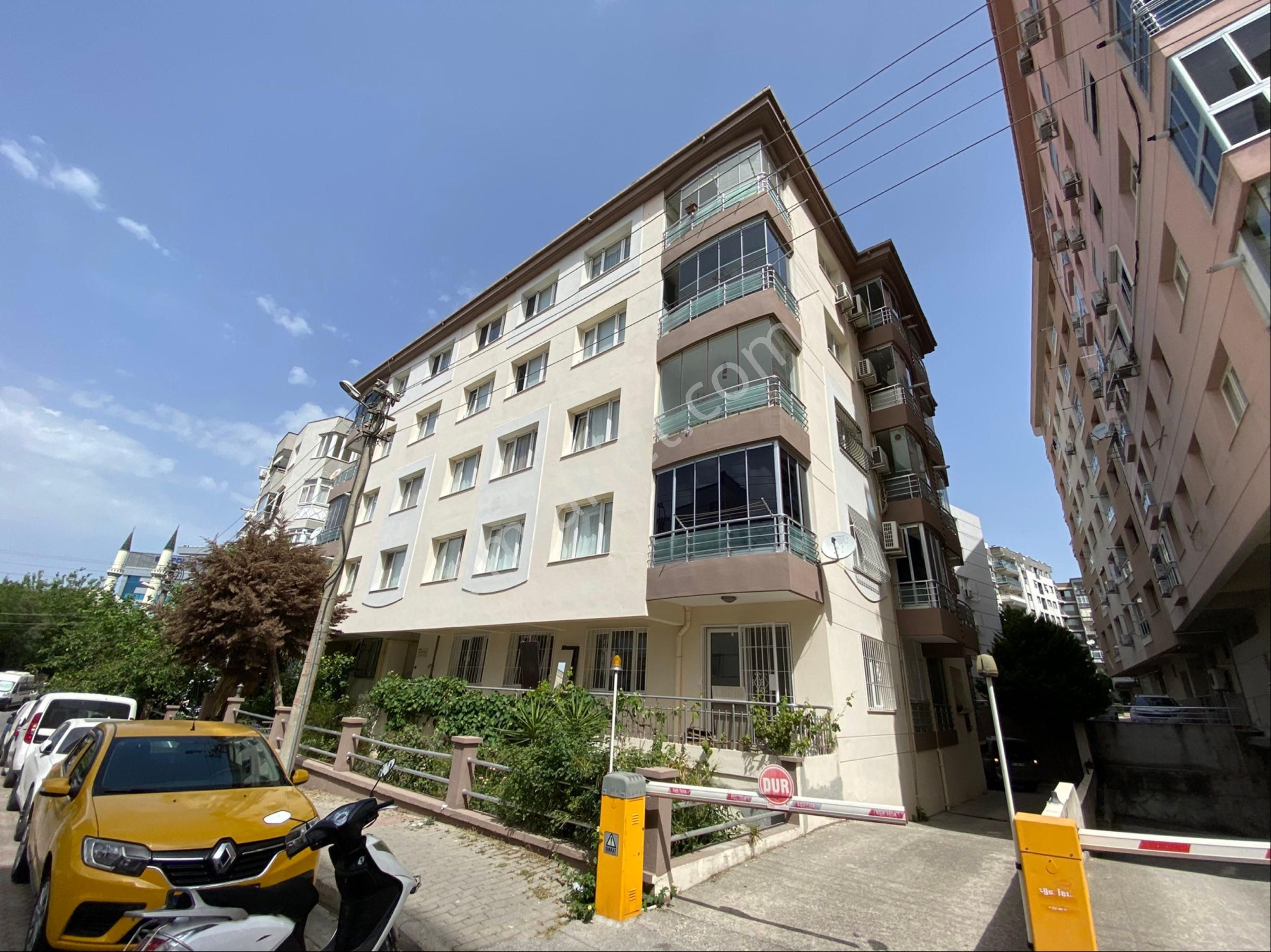 İzmir Park Avm Yakınında 3+1 120m2 Genç Bina Temiz Bakımlı Köşe Daire