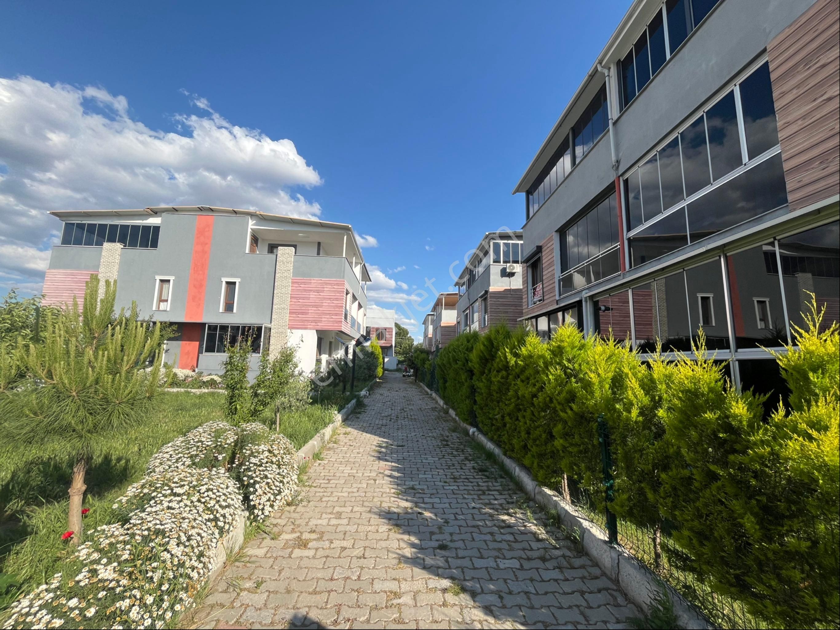 Yeni Şakran'da Kiralık 3+1 Tripleks Villa