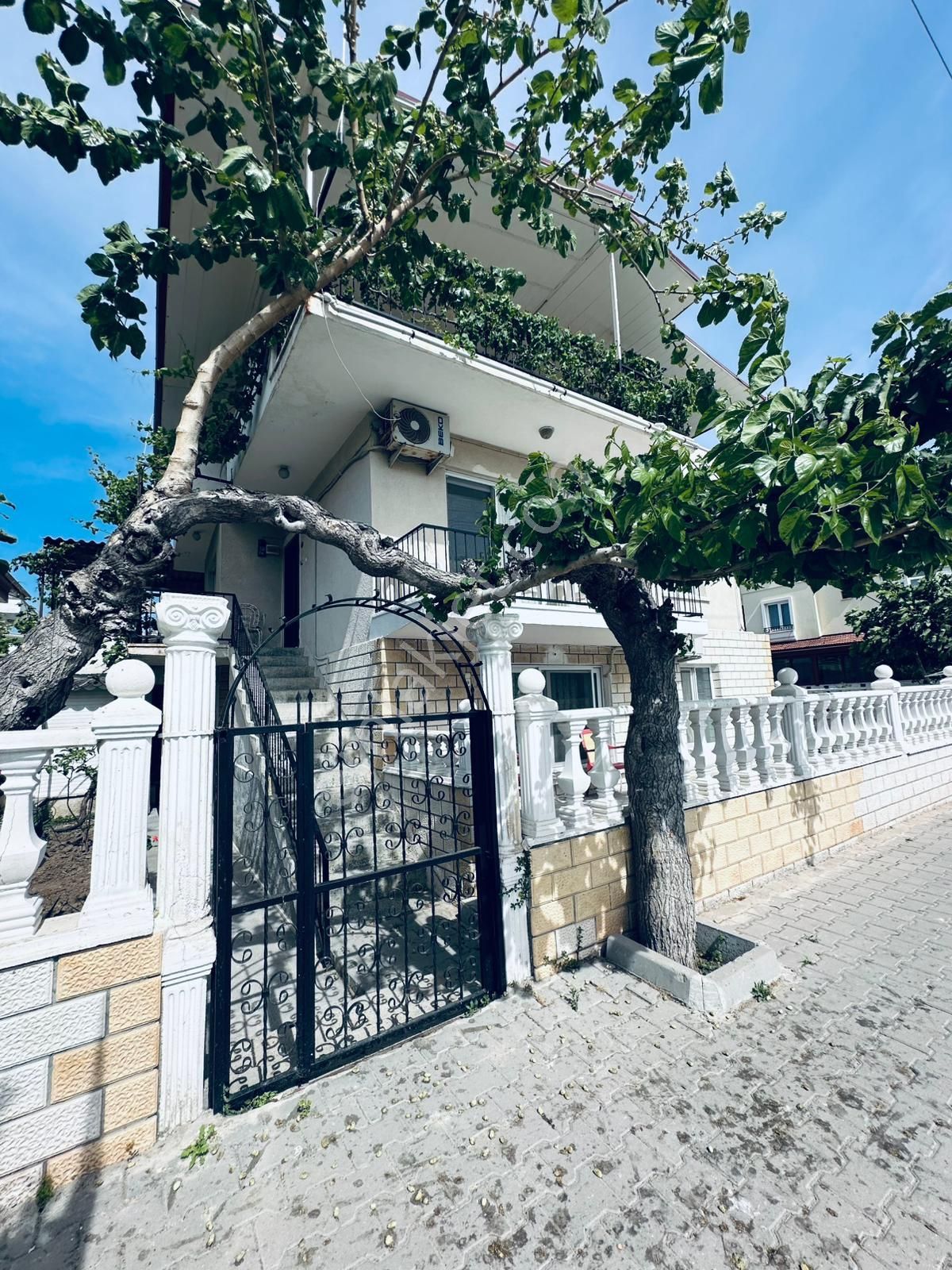 Turpa Dikili'den Yazlık Kiralık Eşyalı Denize Sıfır Villa