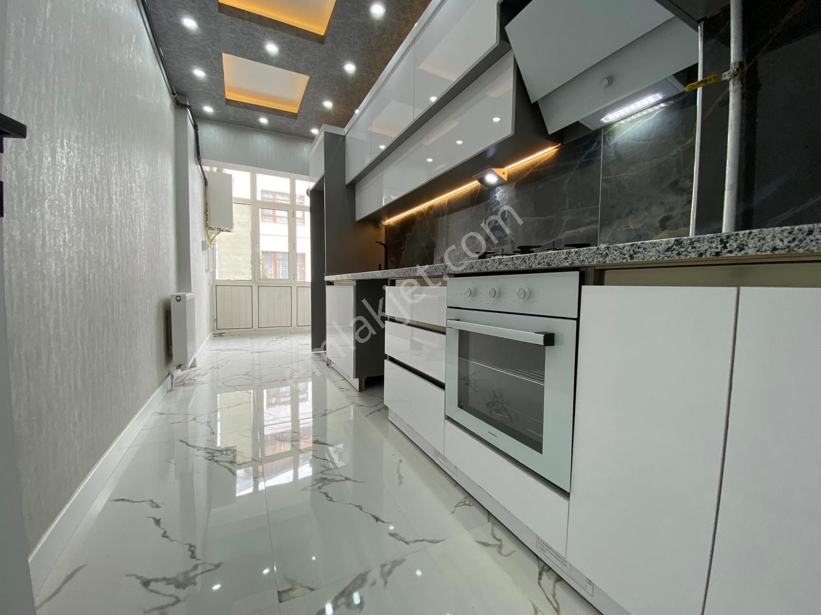 Asya Emlak'tan Tepebaşı Merkezde Ara Katta Lüx Yapılı Salon Bağımsız 3+1