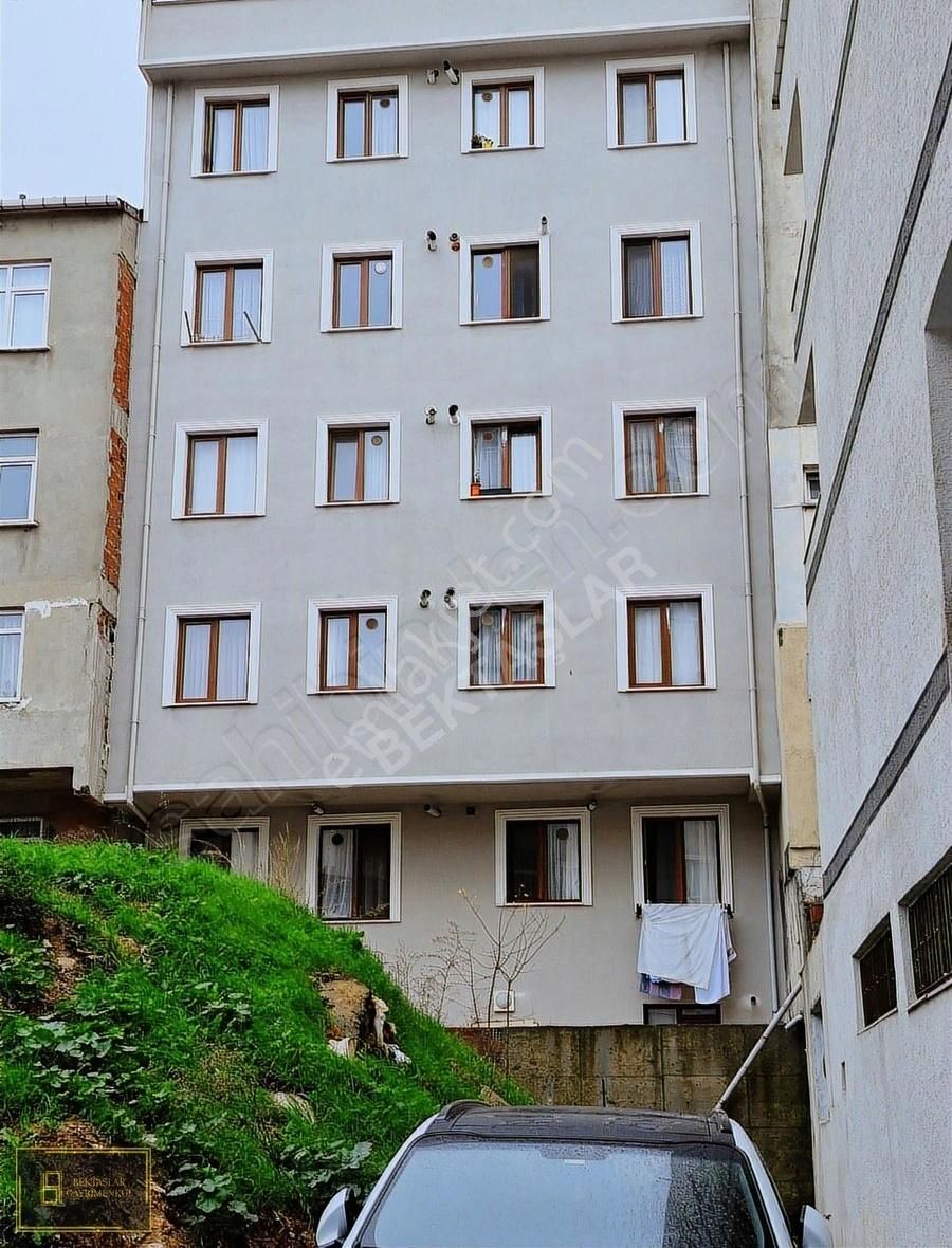 Zümrütevlerde;ayrı Mutfaklı,kombili,kullanışlı,yüksek Giriş(2+1)