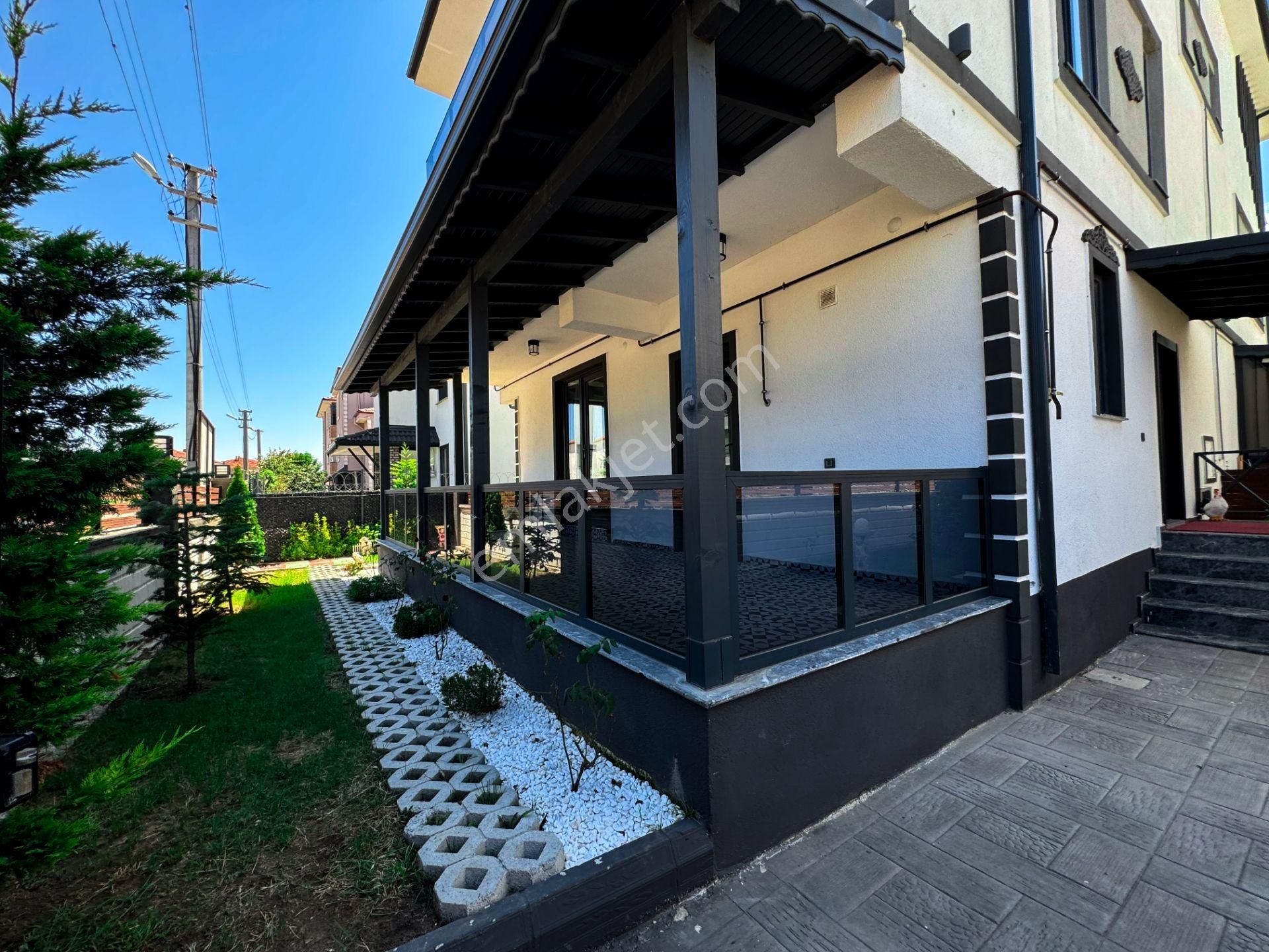 Karasu Da Yatırıma Ve Yaşama Uygun! Karasu Merkezde Kapalı Teraslı Villa