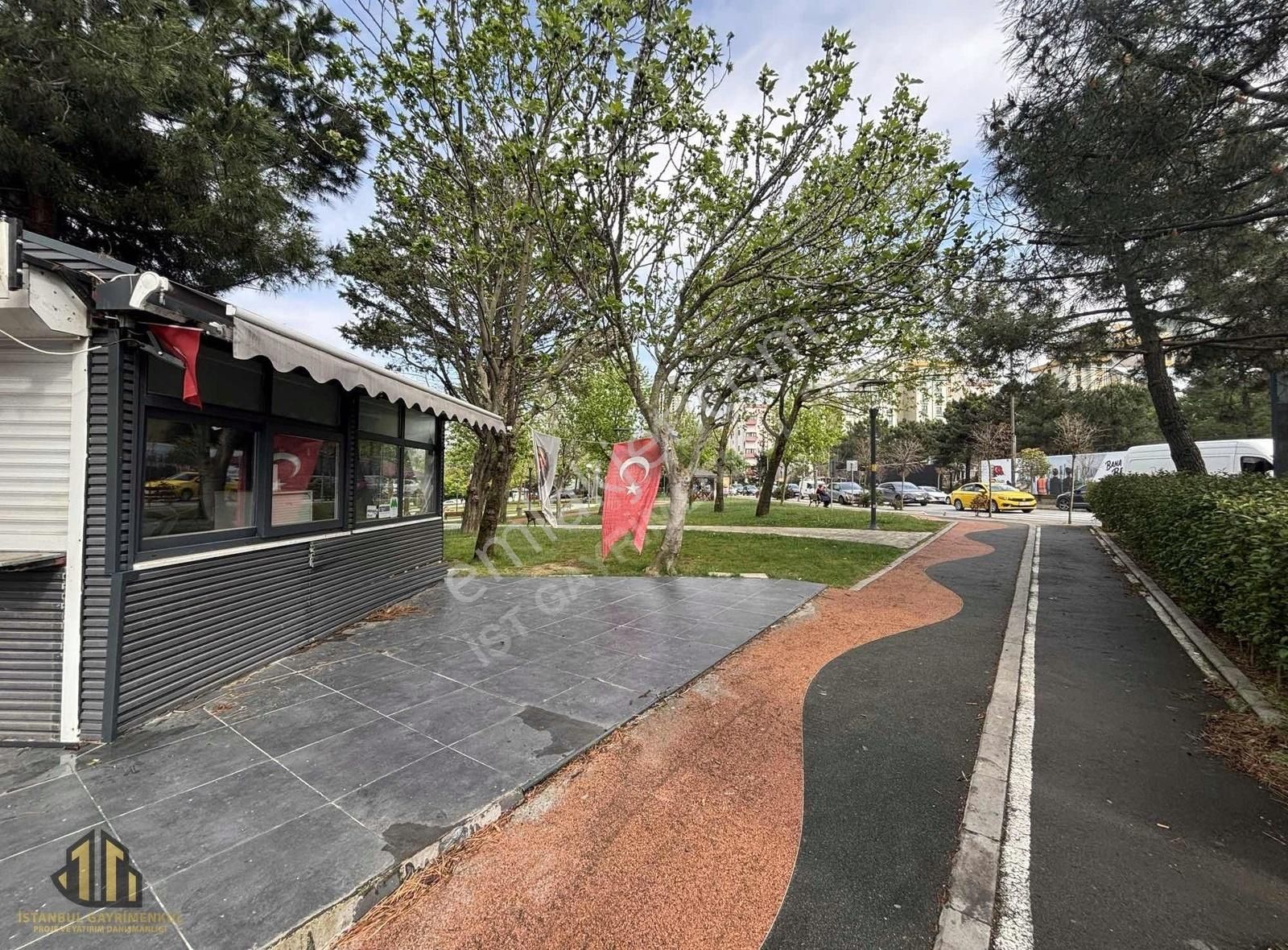 Ataşehir Bulvarı Üzerinde Park İçinde 25 M2 Devren Satılık Büfe!