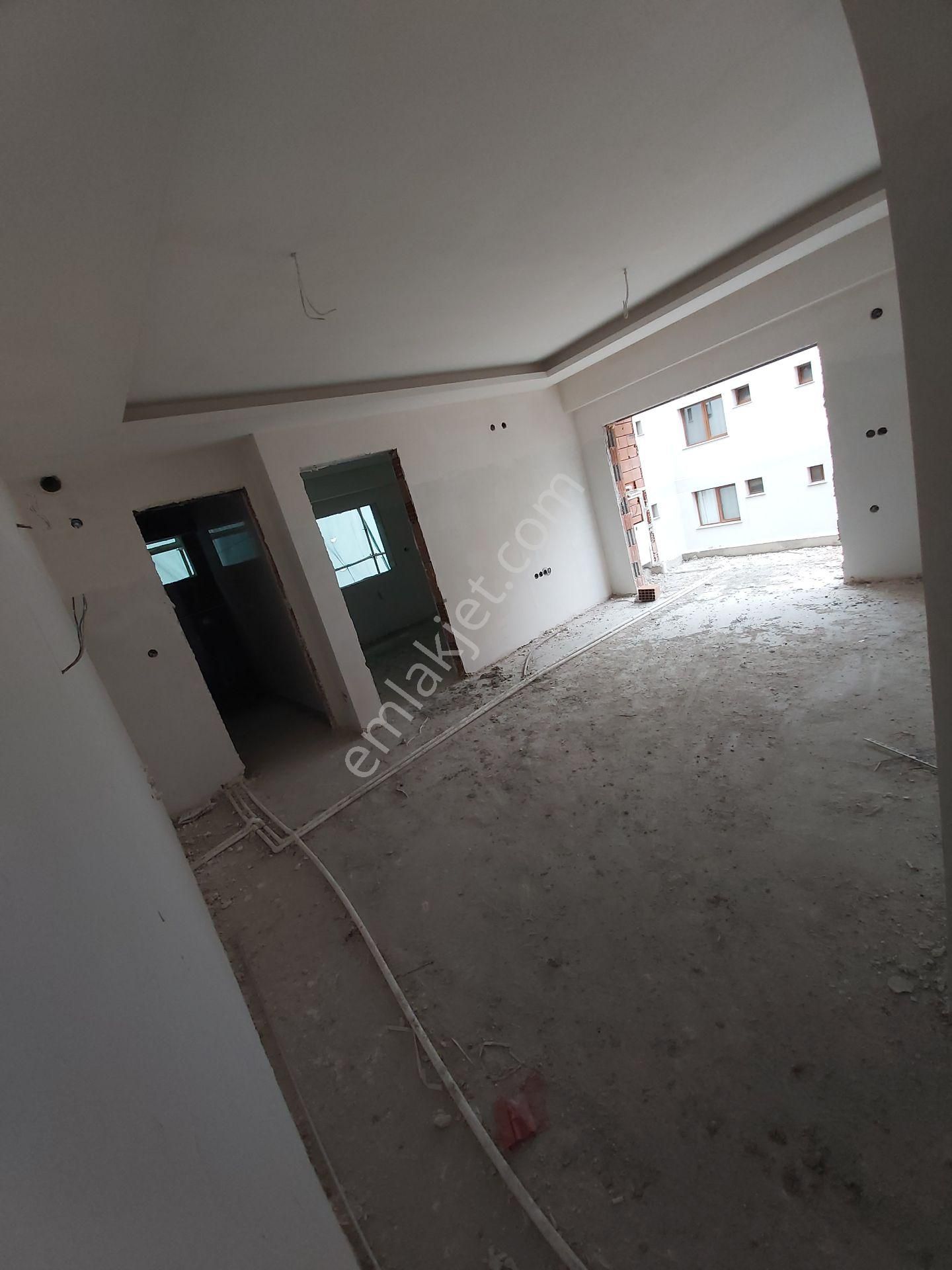 Demirköprü Cadde Üzeri Yeni Yapılan Binada Balkonlu Sıfır 1+1