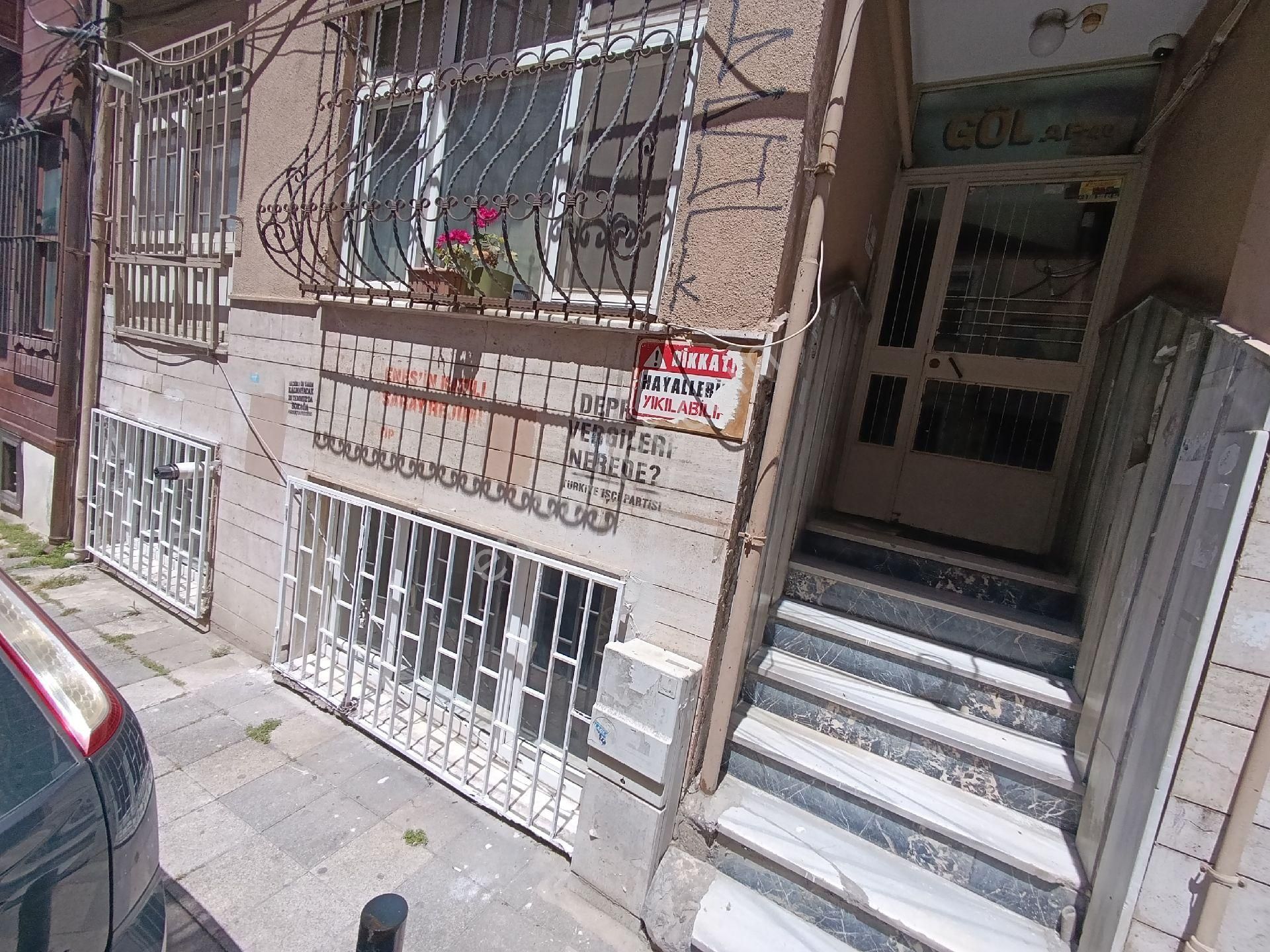 Kadıköy Merkezde İçi Boş Yarı Bodrum Aydınlık 1+1 Daire
