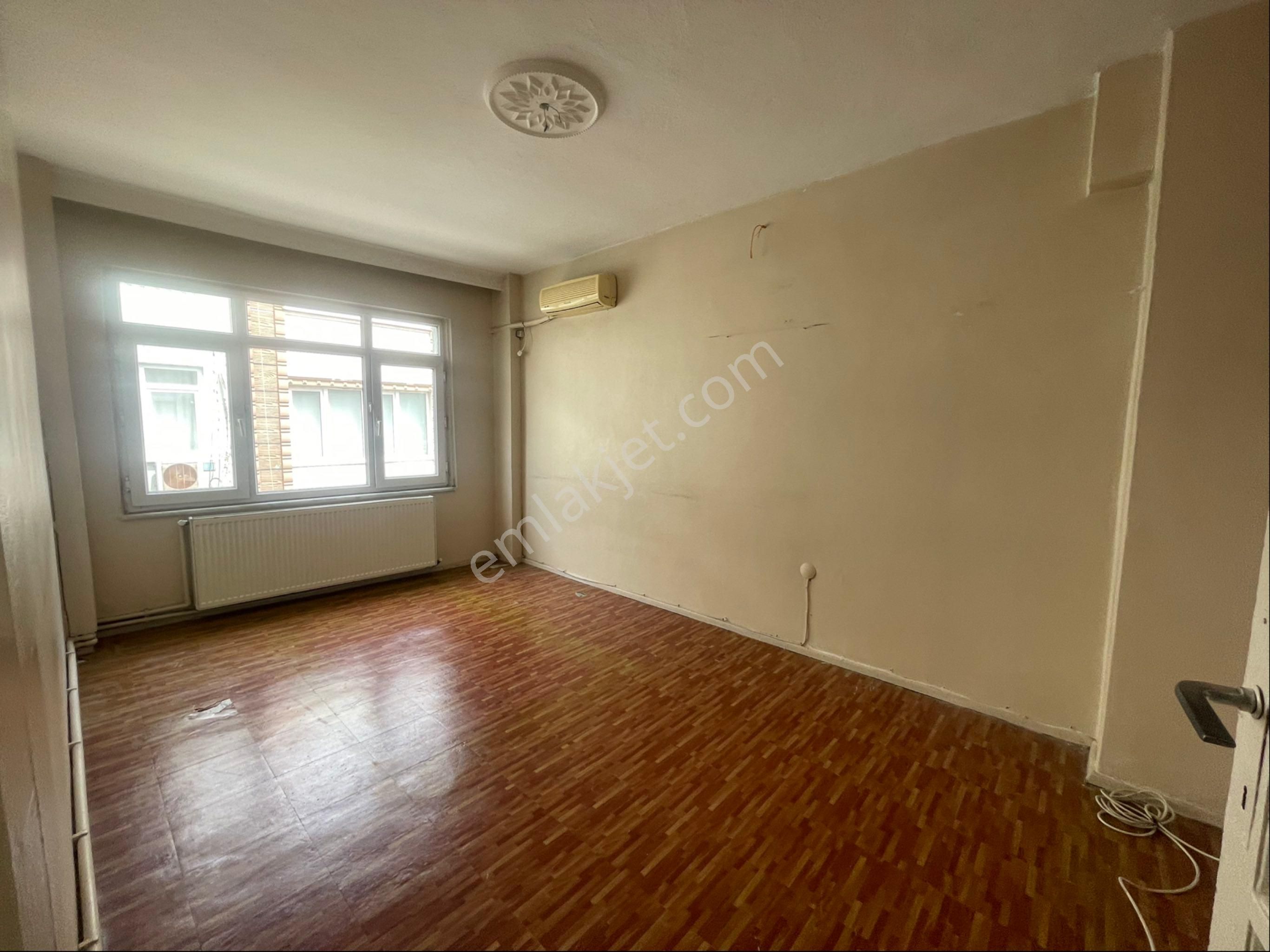 Ecem Emlaktan Yedikulede Cadde Yanı Ara Kat Boş 80m2