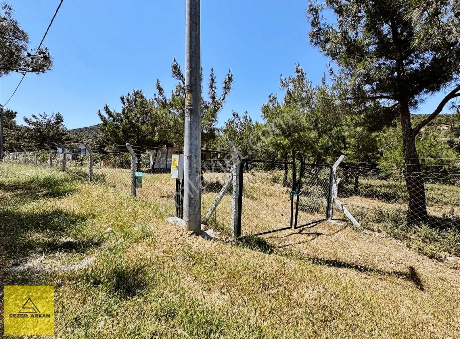 Yunuslar Köyünde Elektik Suyu Ve Konteyner Ev Olan Tarla