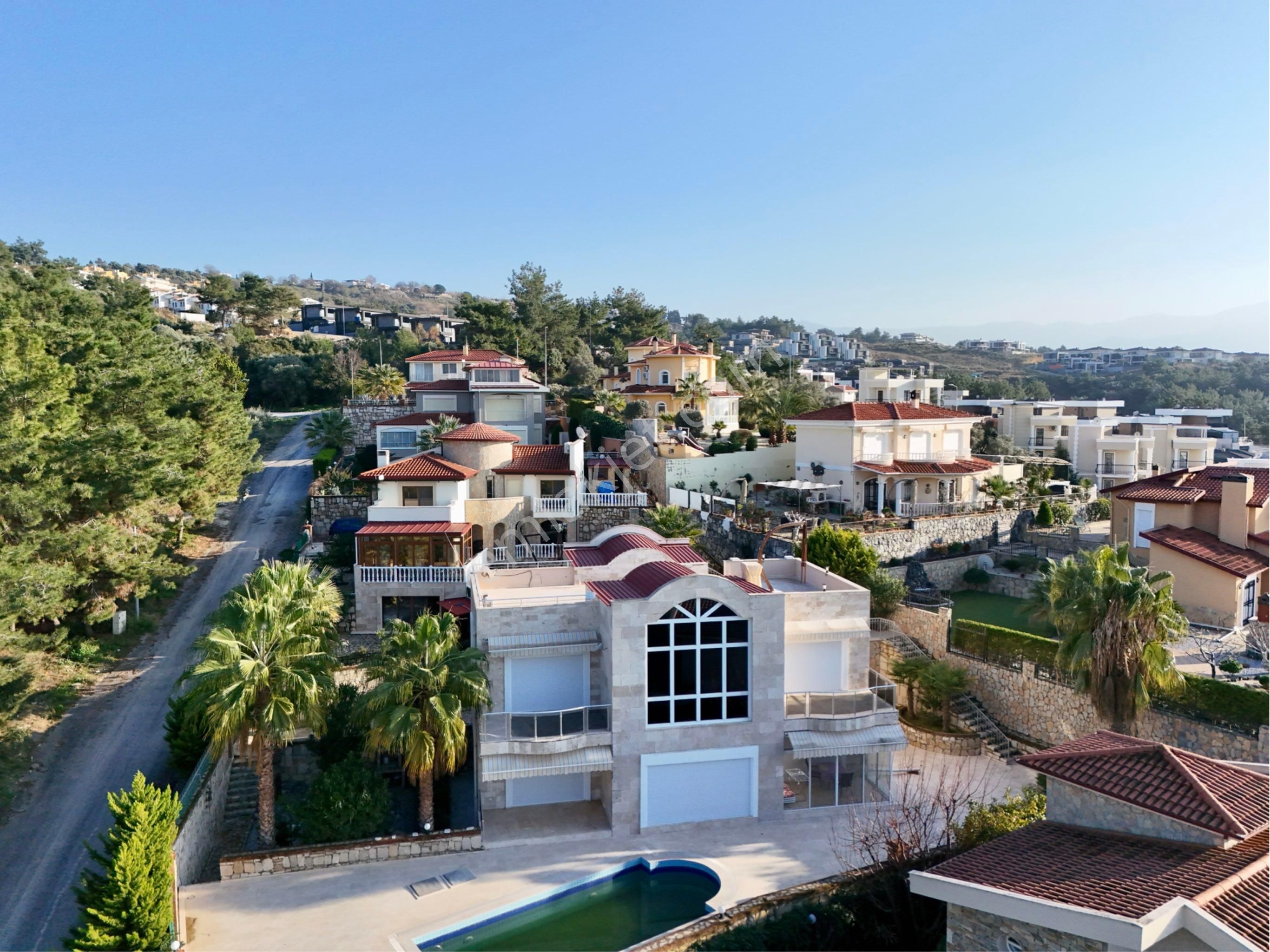 Kuşadası Soğucak'ta Satılık Müstakil Villa