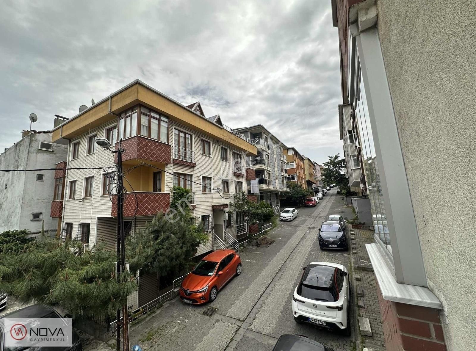 Ataşehir Merkezi Konumda Tertemiz Boyalı İçi Yapılı 2+1