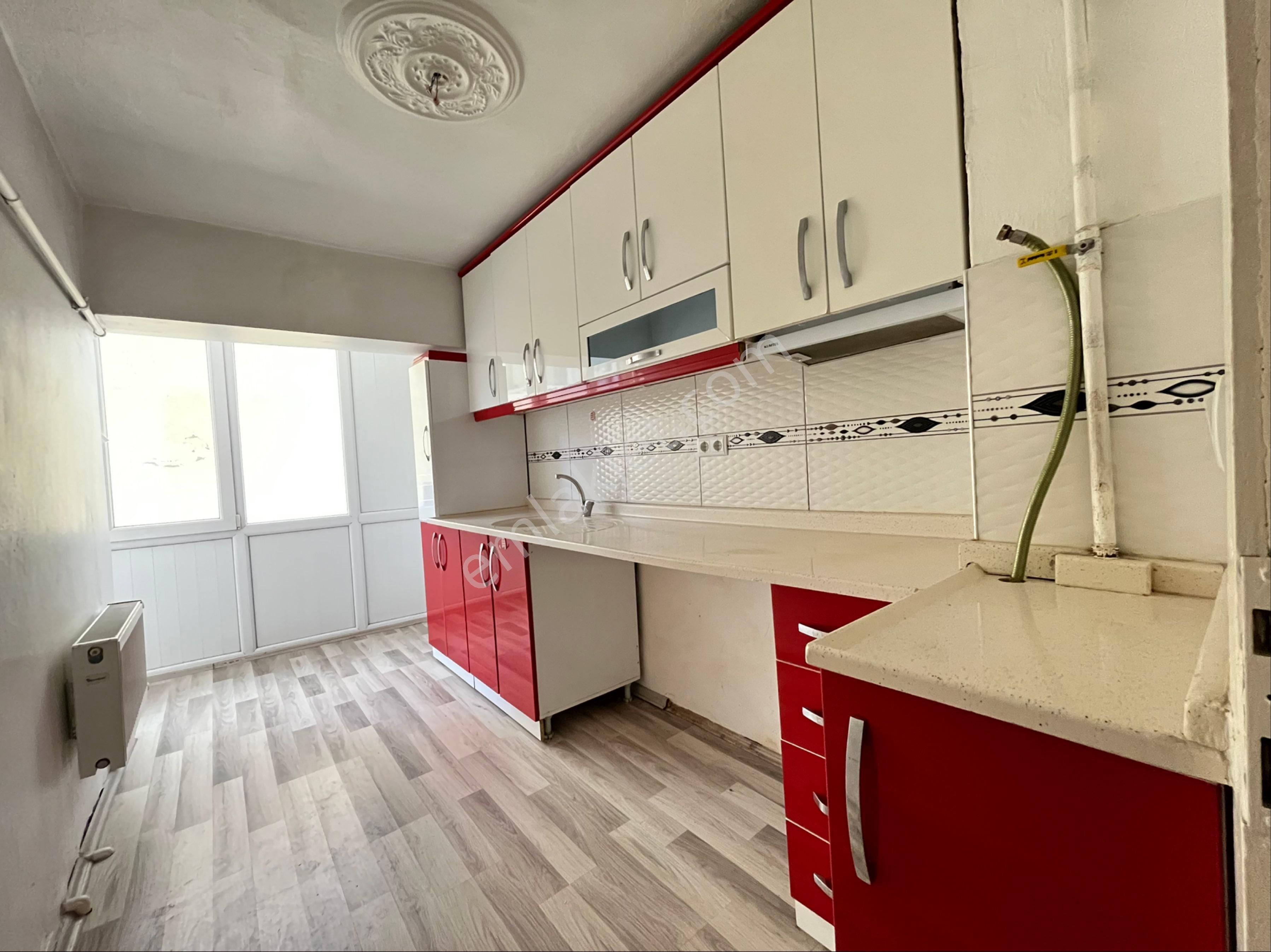 Tekin Emlaktan Ayvalı Caddesi Üzeri Kat Konumunda Antares Ve Şehir Hastanesi Yakını 3+1 Kiralık !!!