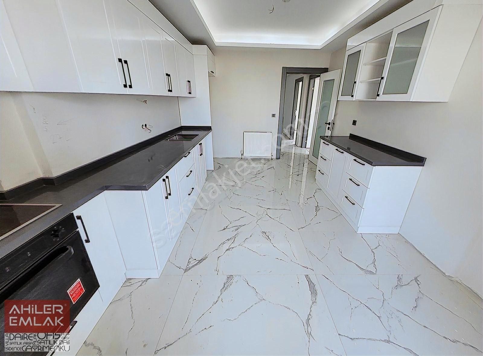 Site İçerisinde Full Yapılı Kilerli 3 Oda 1 Salon 5.katta Daire