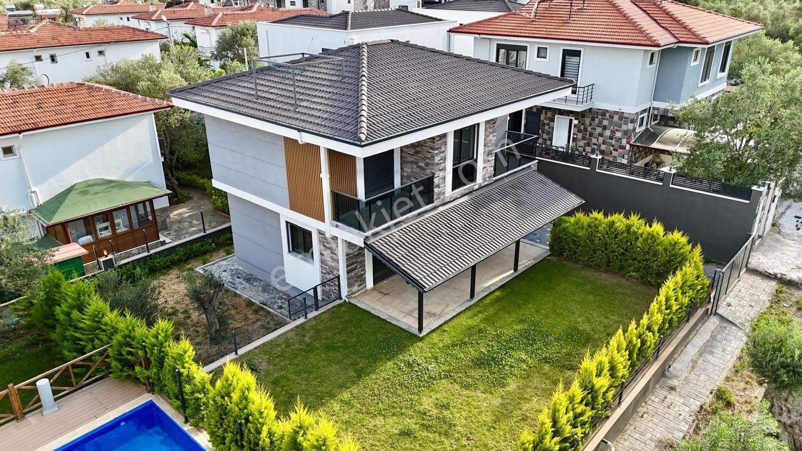 Akçay Aras Emlaktan Gürede 3+1 Müstakil Geniş Bahçeli Villa