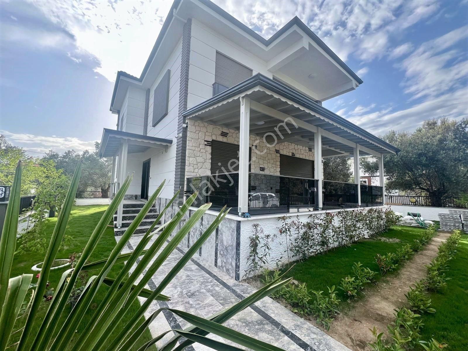 Akçay Aras Emlaktan Gürede Geniş Bahçeli Müstakil Villa