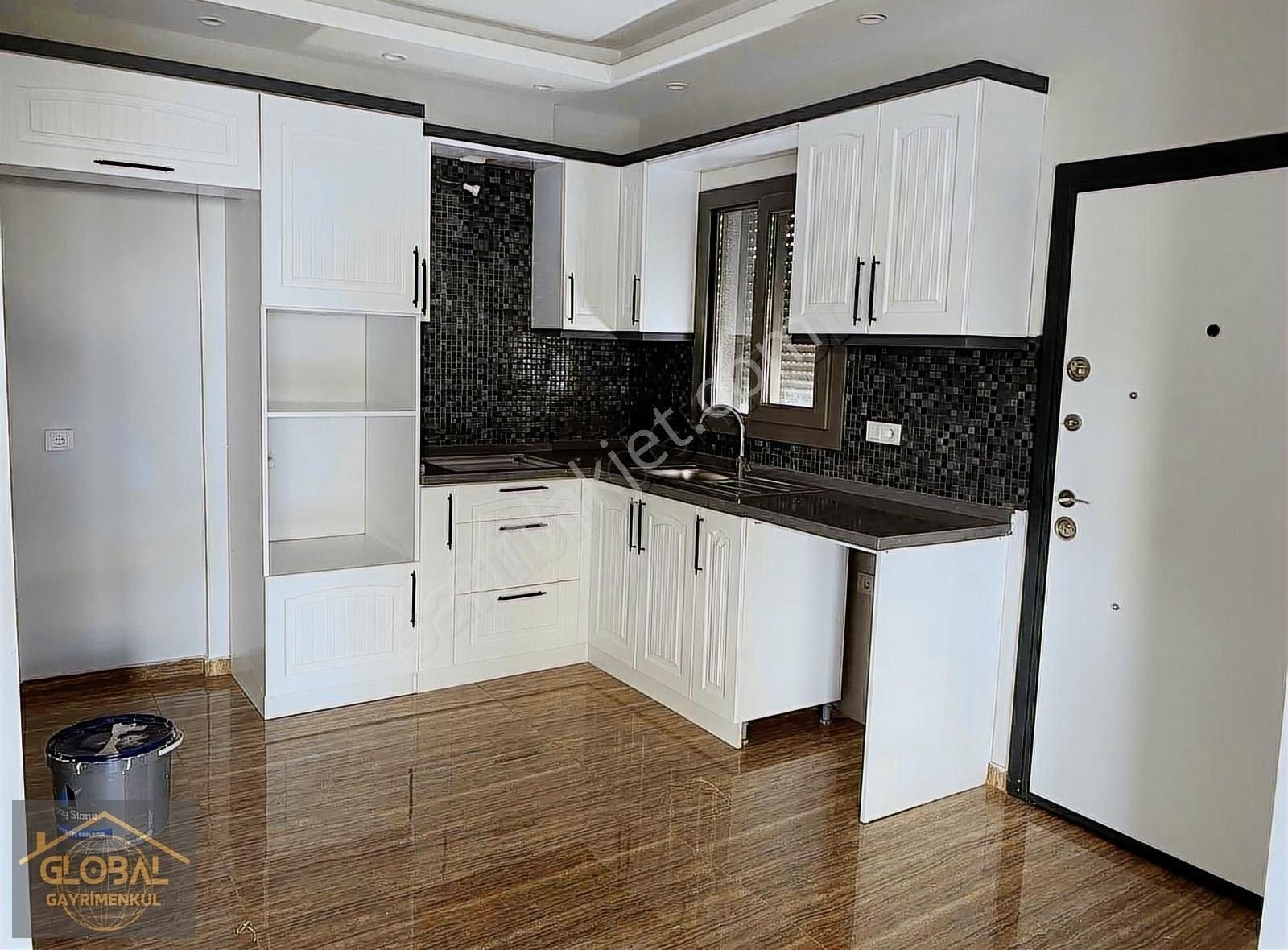 Global'den Geniş Bahçeli Otoparklı Denize Yakın Yazlık - Görsel 2