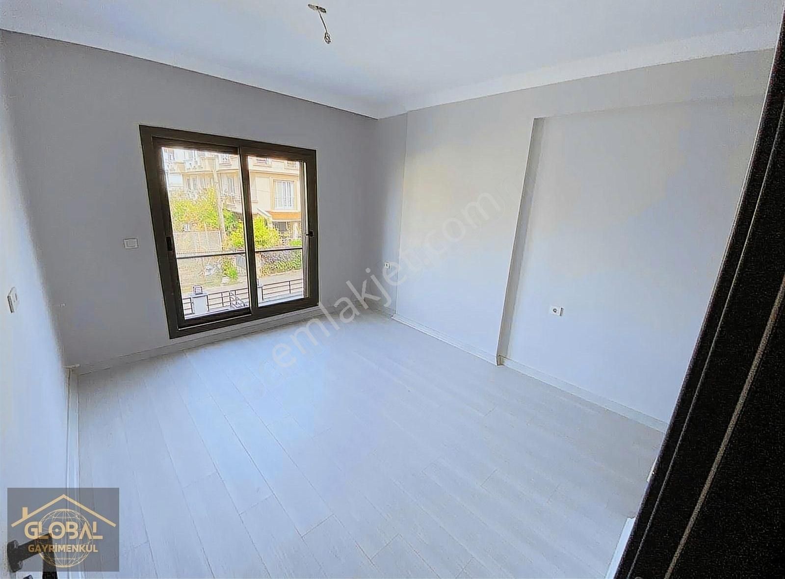 Global'den Geniş Bahçeli Otoparklı Denize Yakın Yazlık - Görsel 24